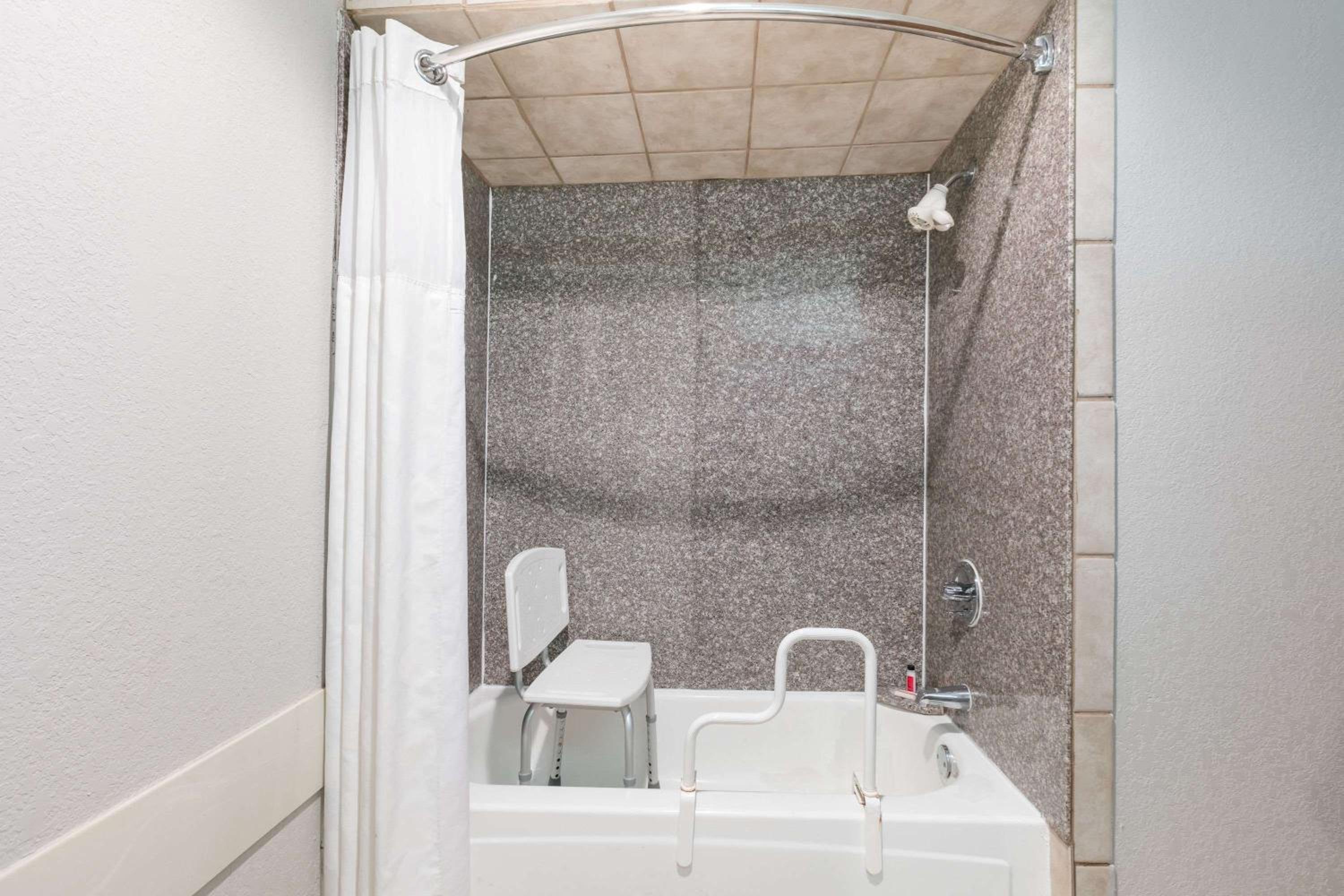 King Room - Mobility Access/Non-Smoking - Photo 9