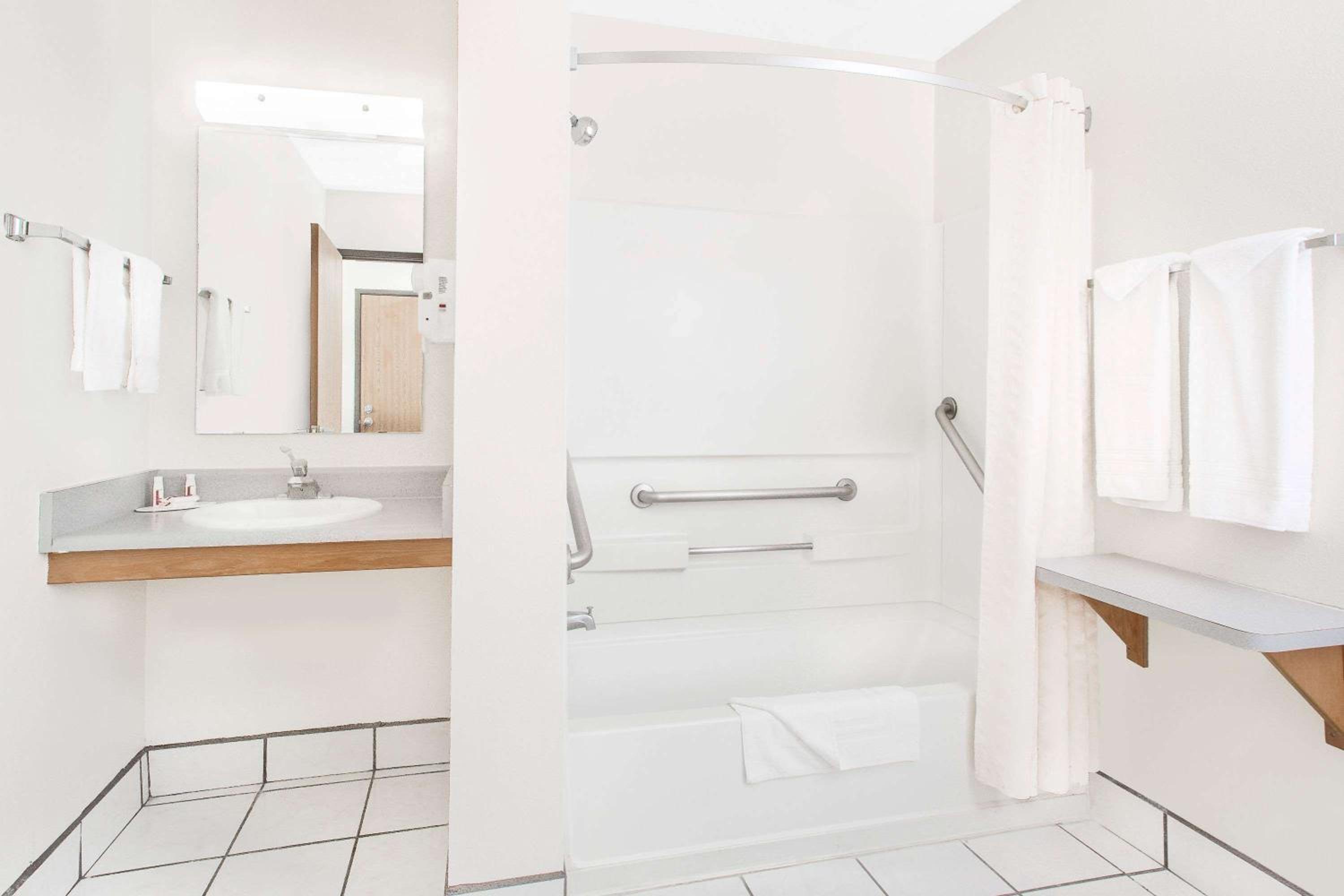 Queen Room - Mobility Access/Non-Smoking - Photo 4