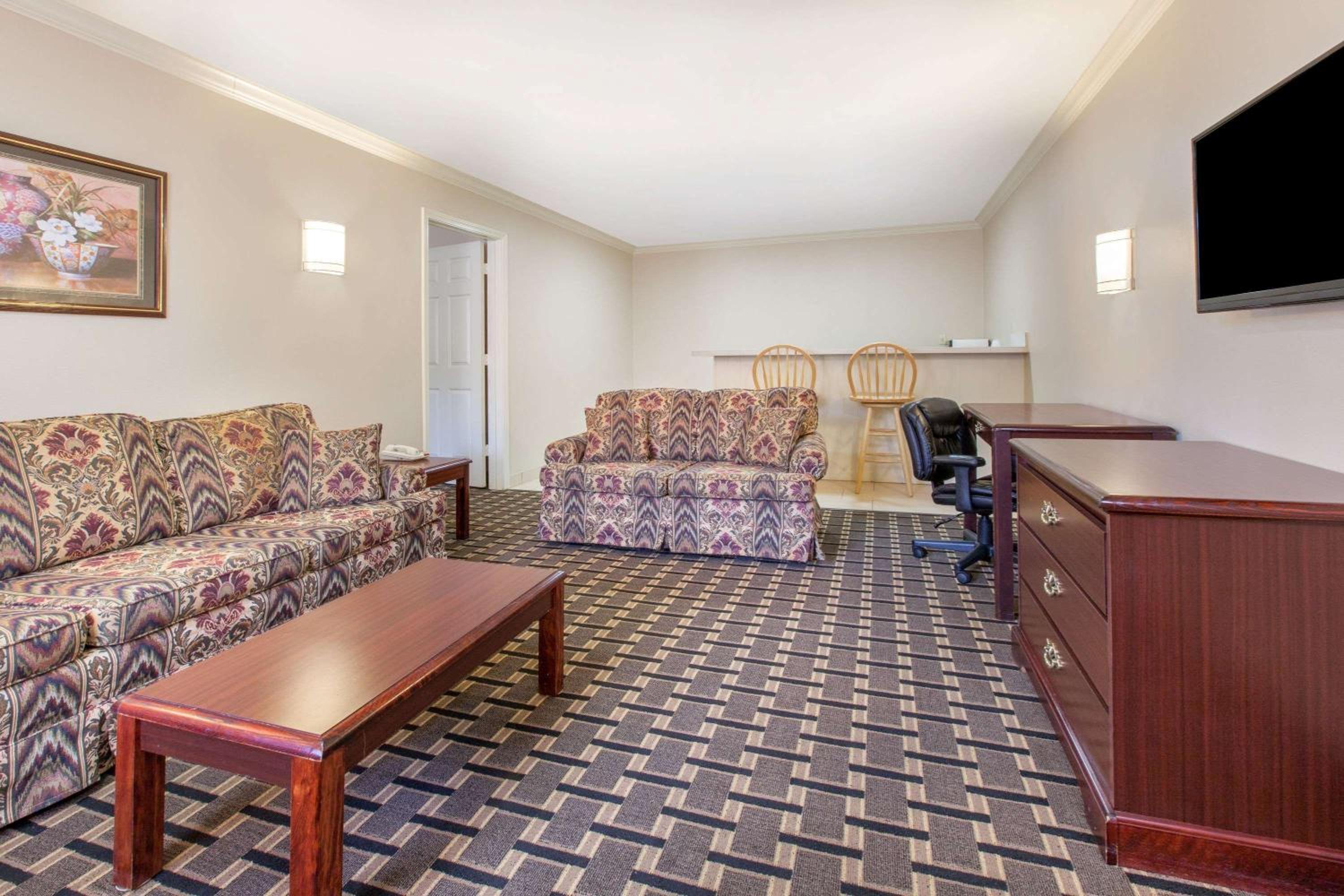 King Suite - Non-Smoking - Photo 1
