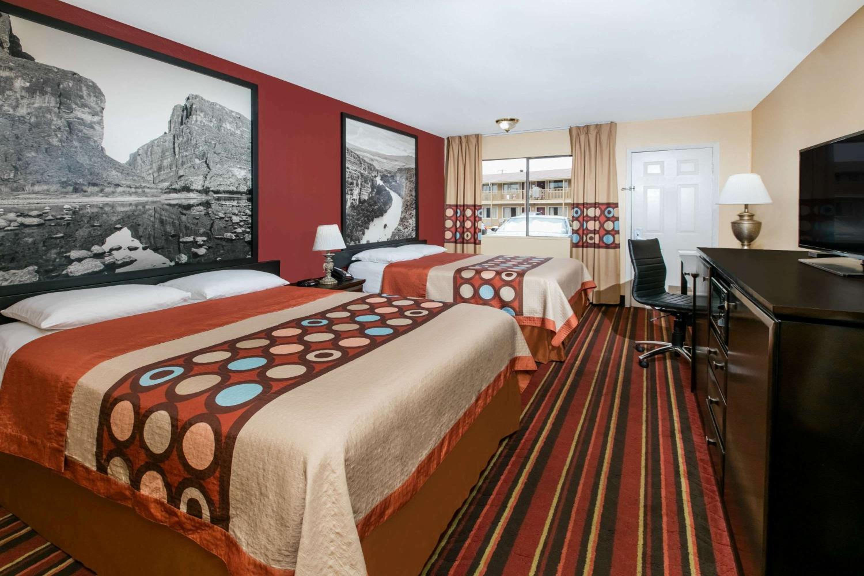 Queen Room with Two Queen Beds - Non-Smoking - Photo 3