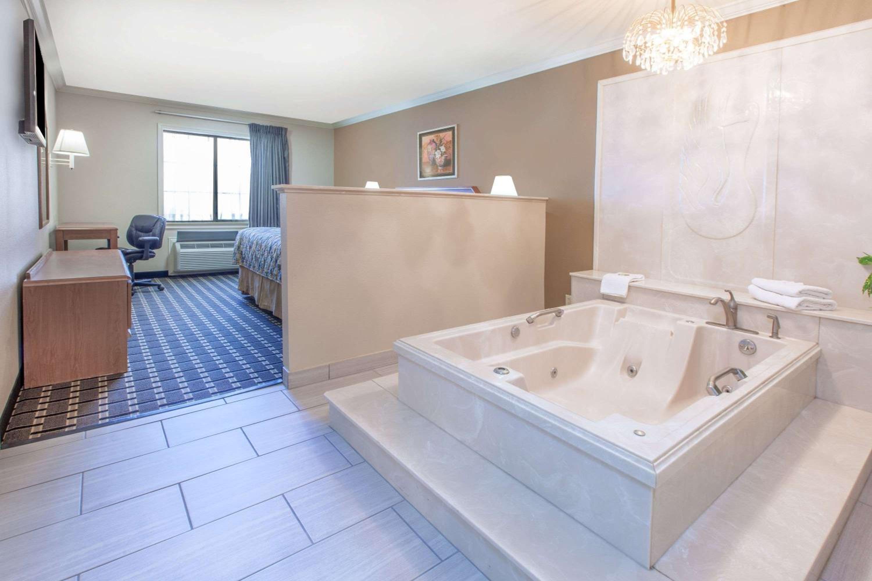 King Suite - Non-Smoking - Photo 4
