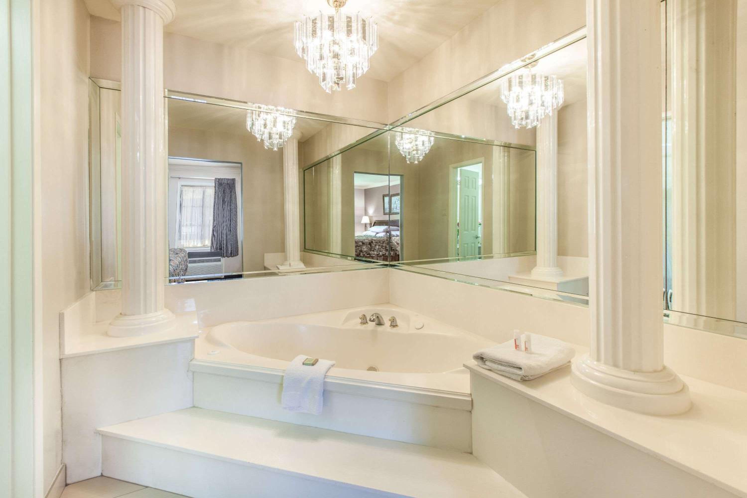 King Suite - Non-Smoking - Photo 2