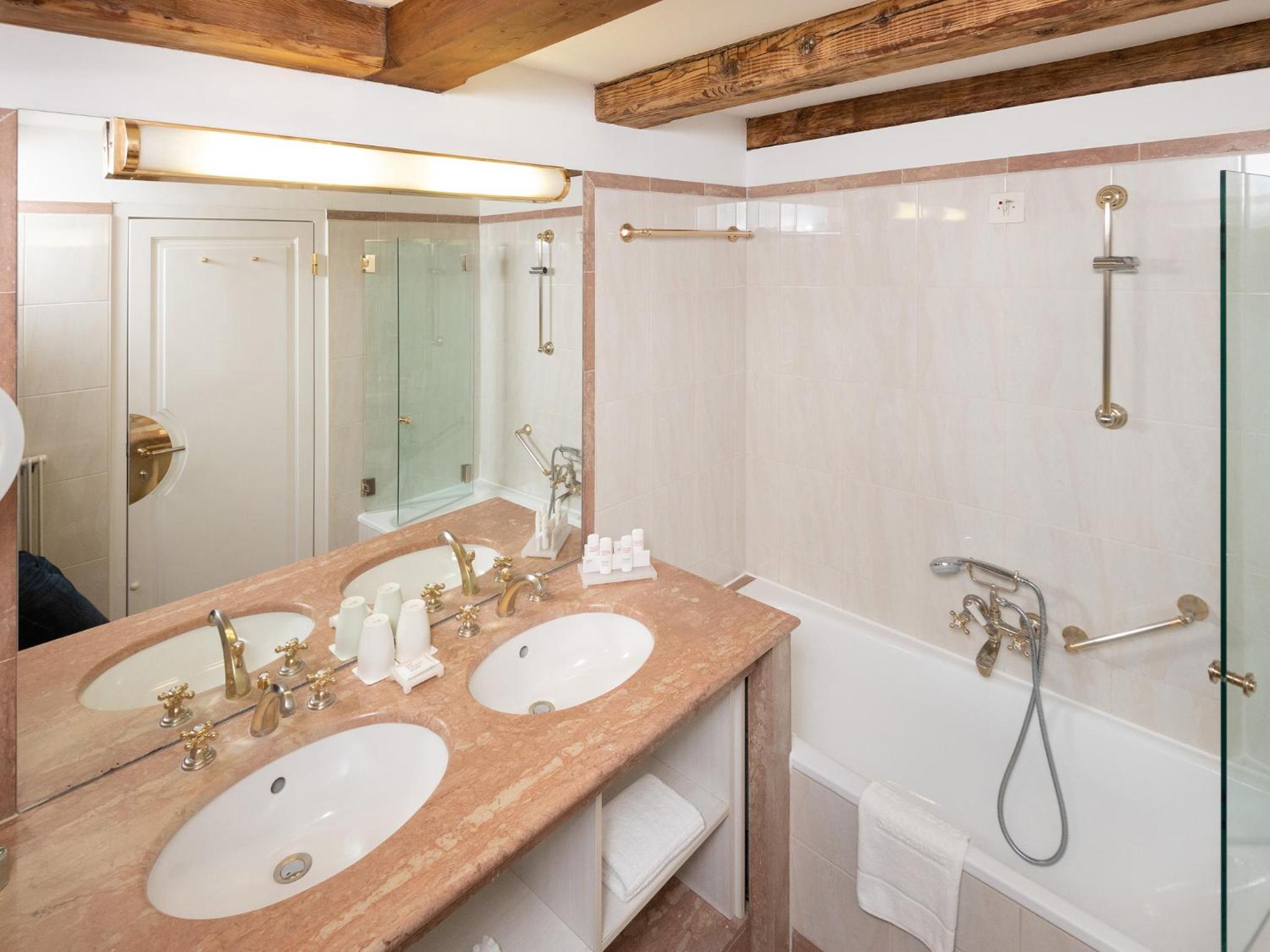 Standard Double Room - Photo 11