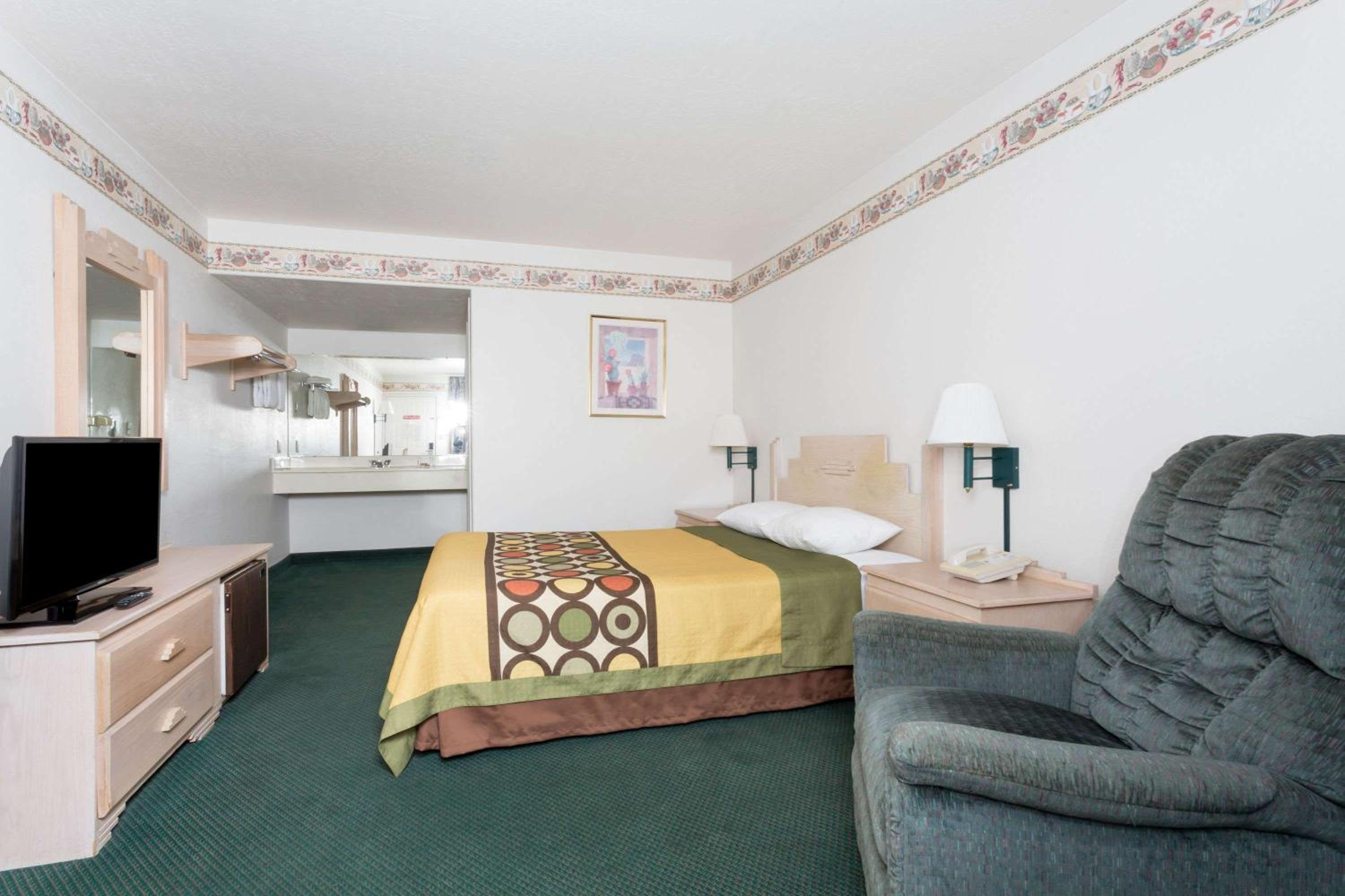 King Room - Non-Smoking - Photo 1