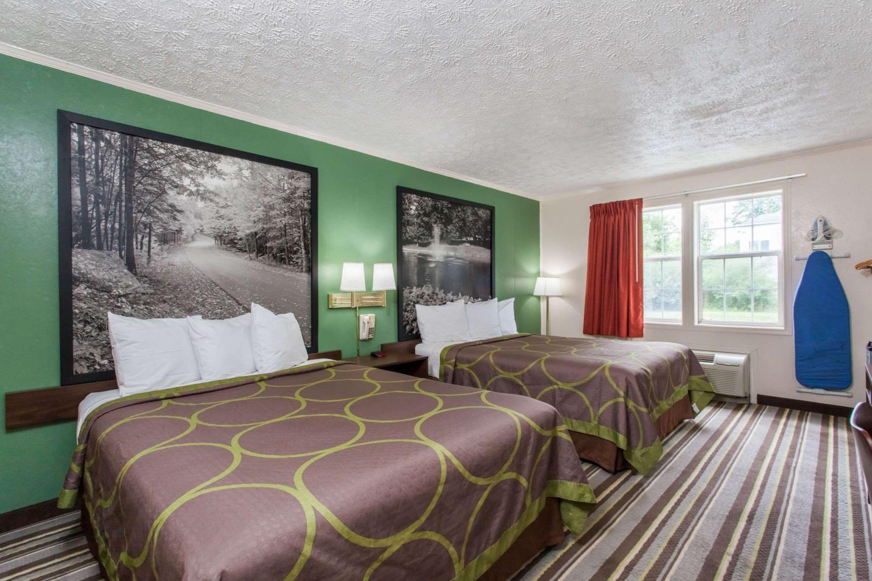 Queen Room with Two Queen Beds - Non-Smoking - Photo 5