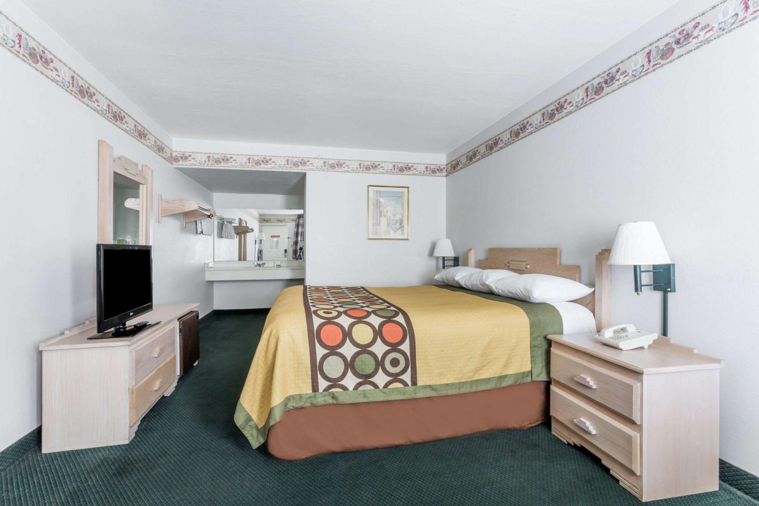 King Room - Non-Smoking - Photo 4