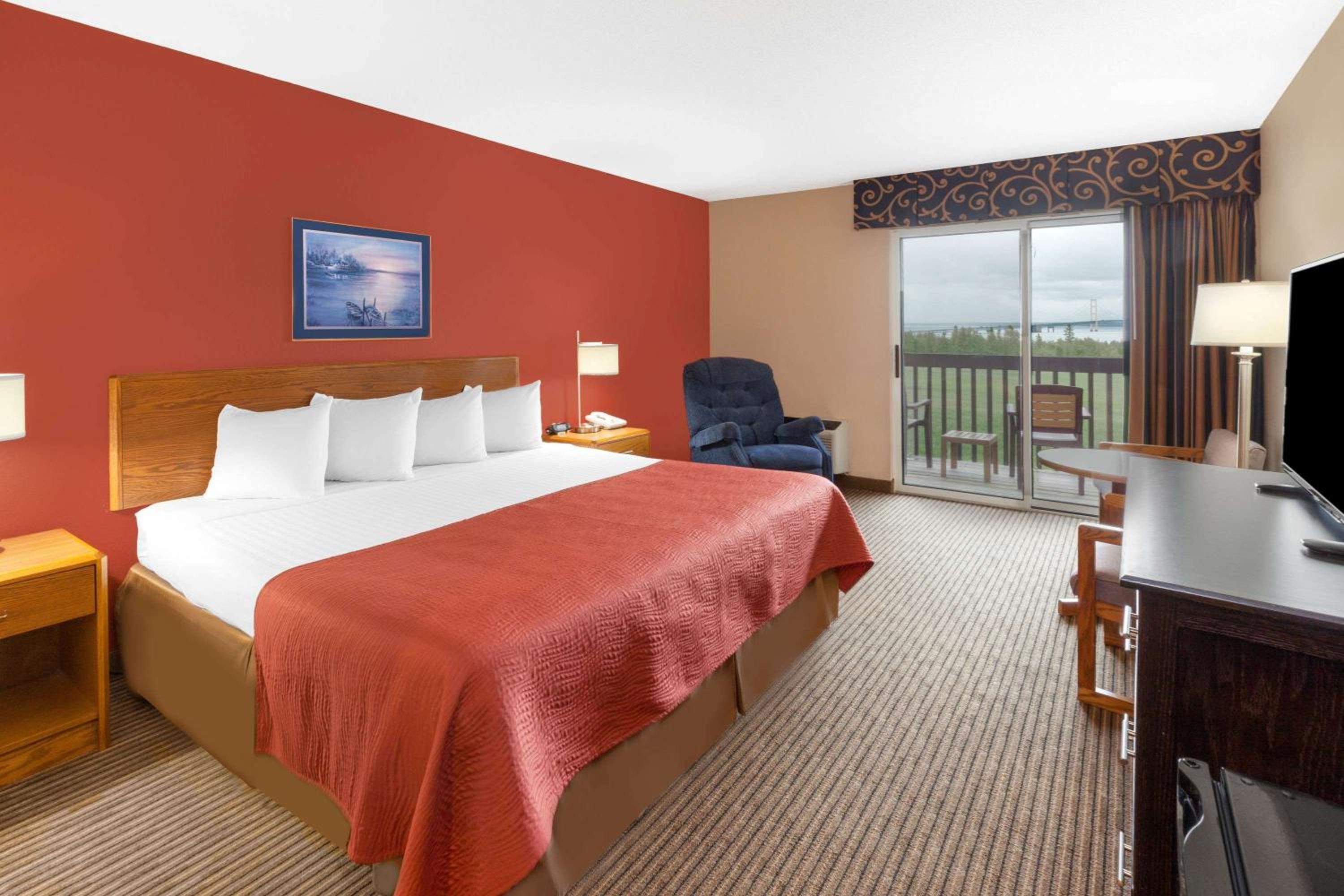 King Room with Bath Tub - Mobility Accessible/Non-Smoking - Photo 1
