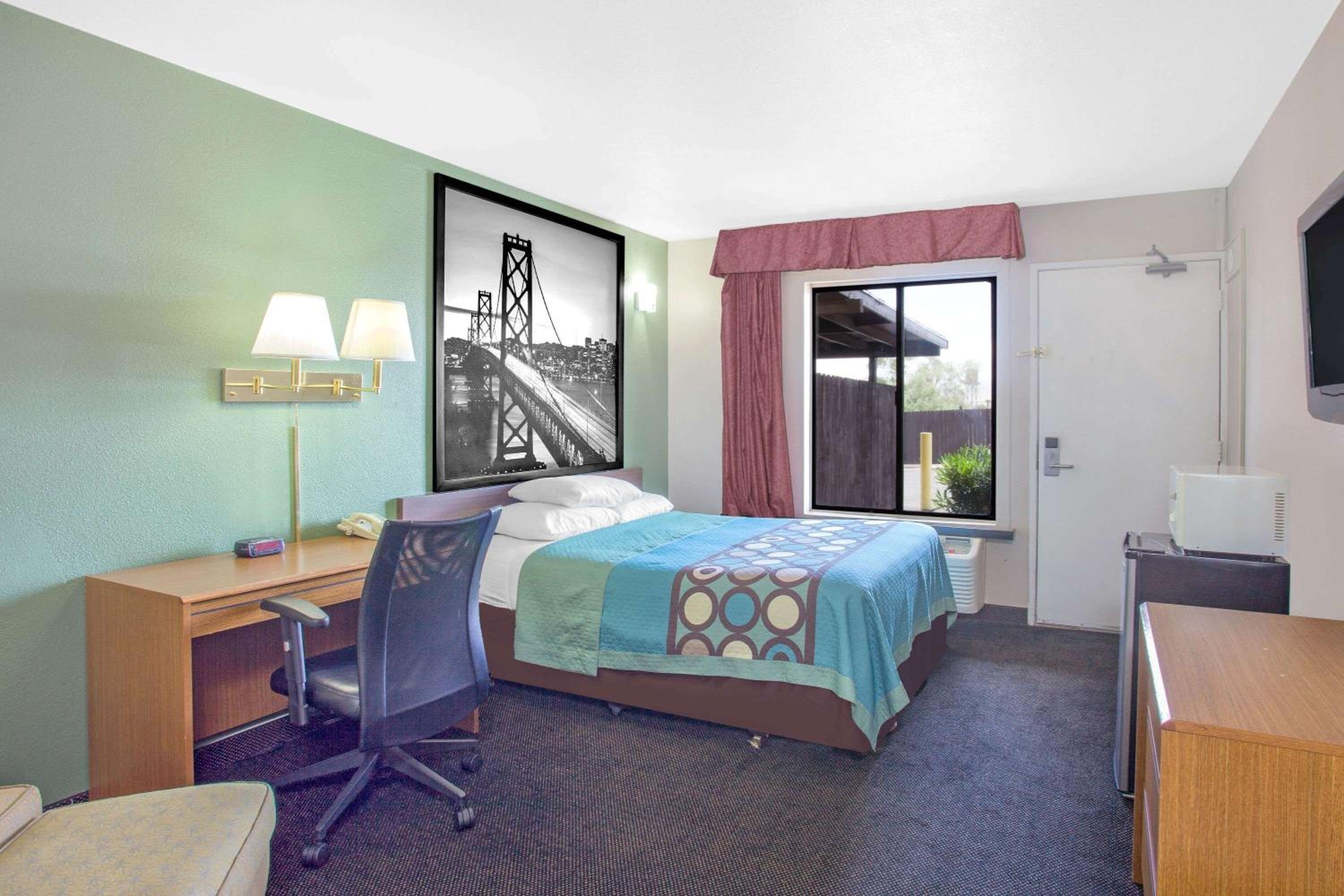 Queen Room - Non-Smoking - Photo 3