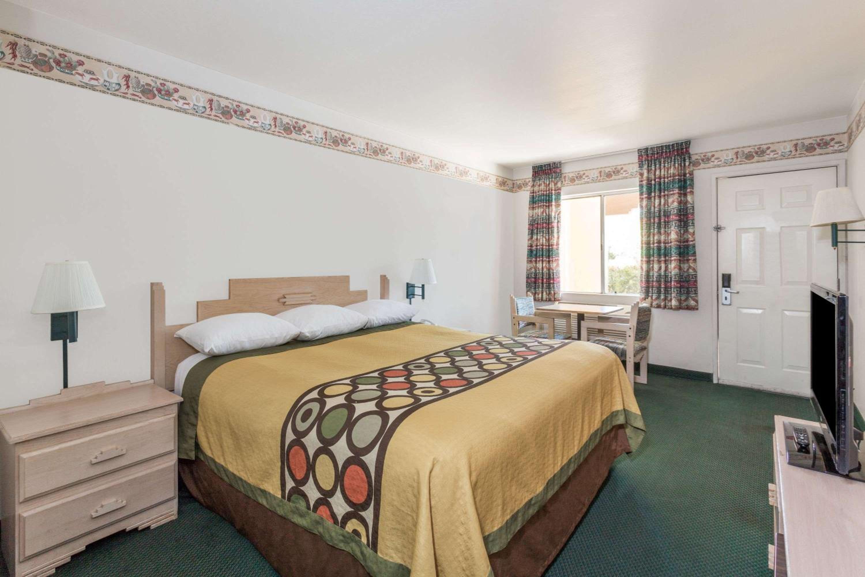 King Room - Non-Smoking - Photo 6