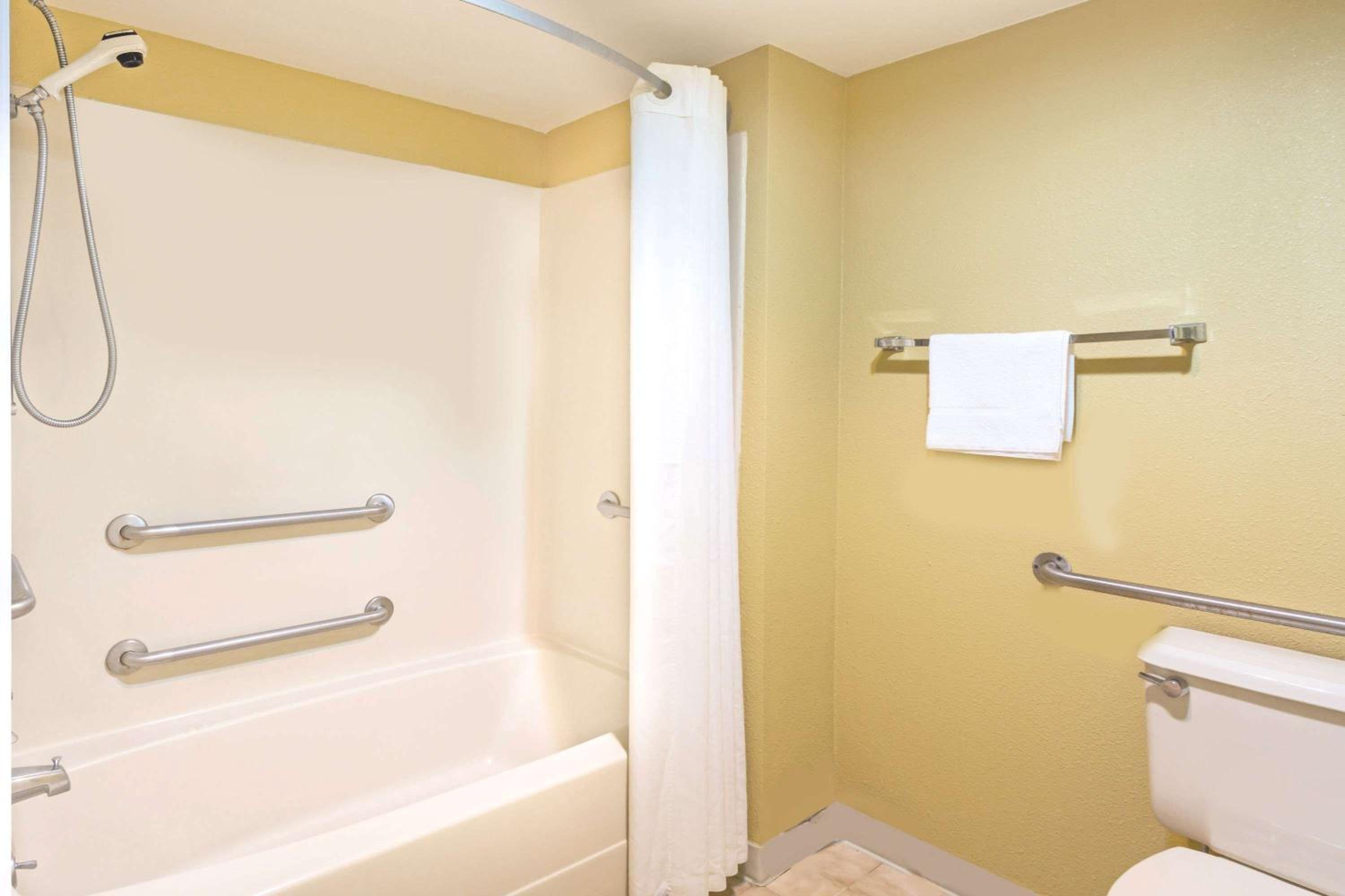 Deluxe Double Room with Two Double Beds - Disability Access - Non-Smoking photo 2