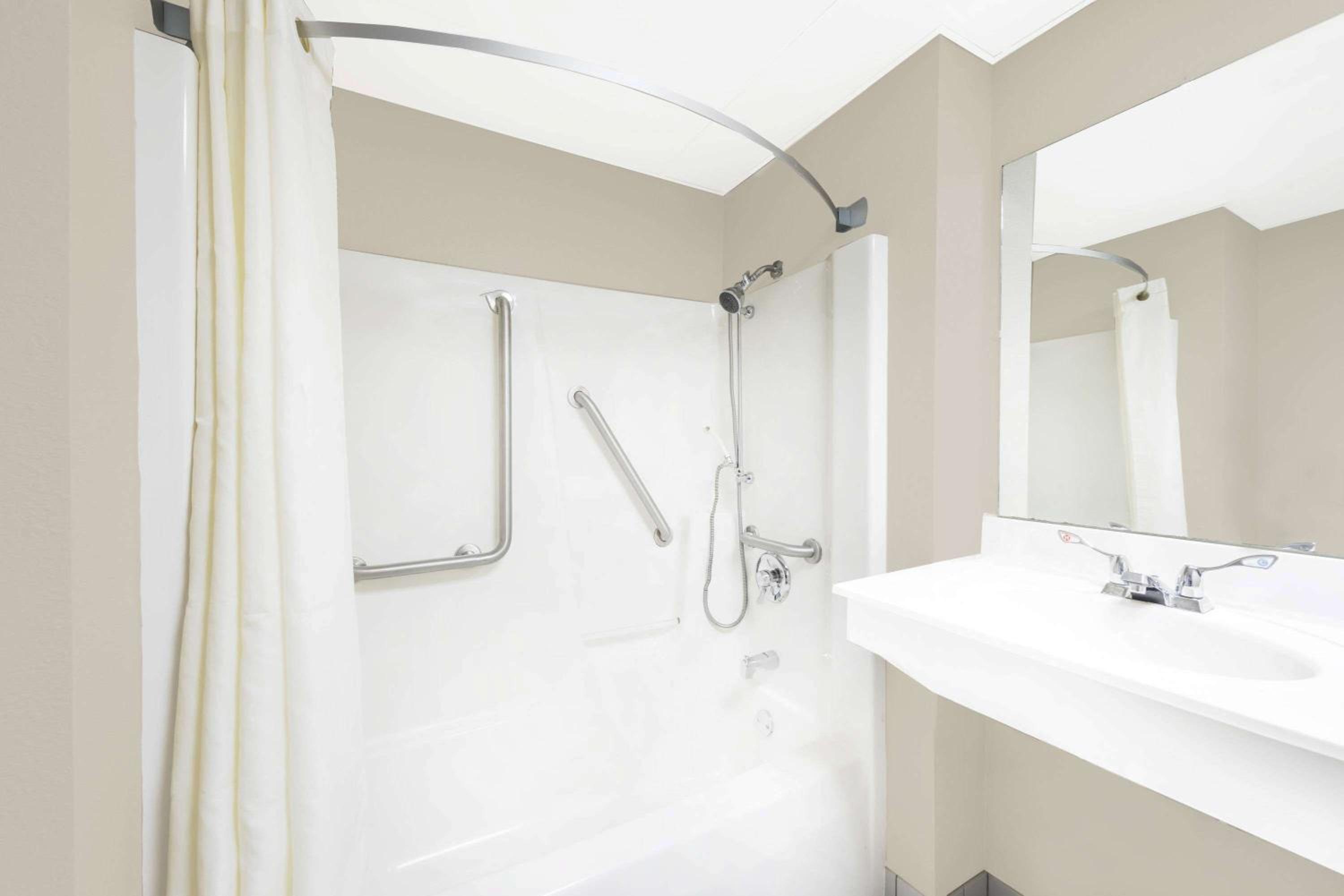 Queen Room - Disability Access/Non-Smoking - Photo 3