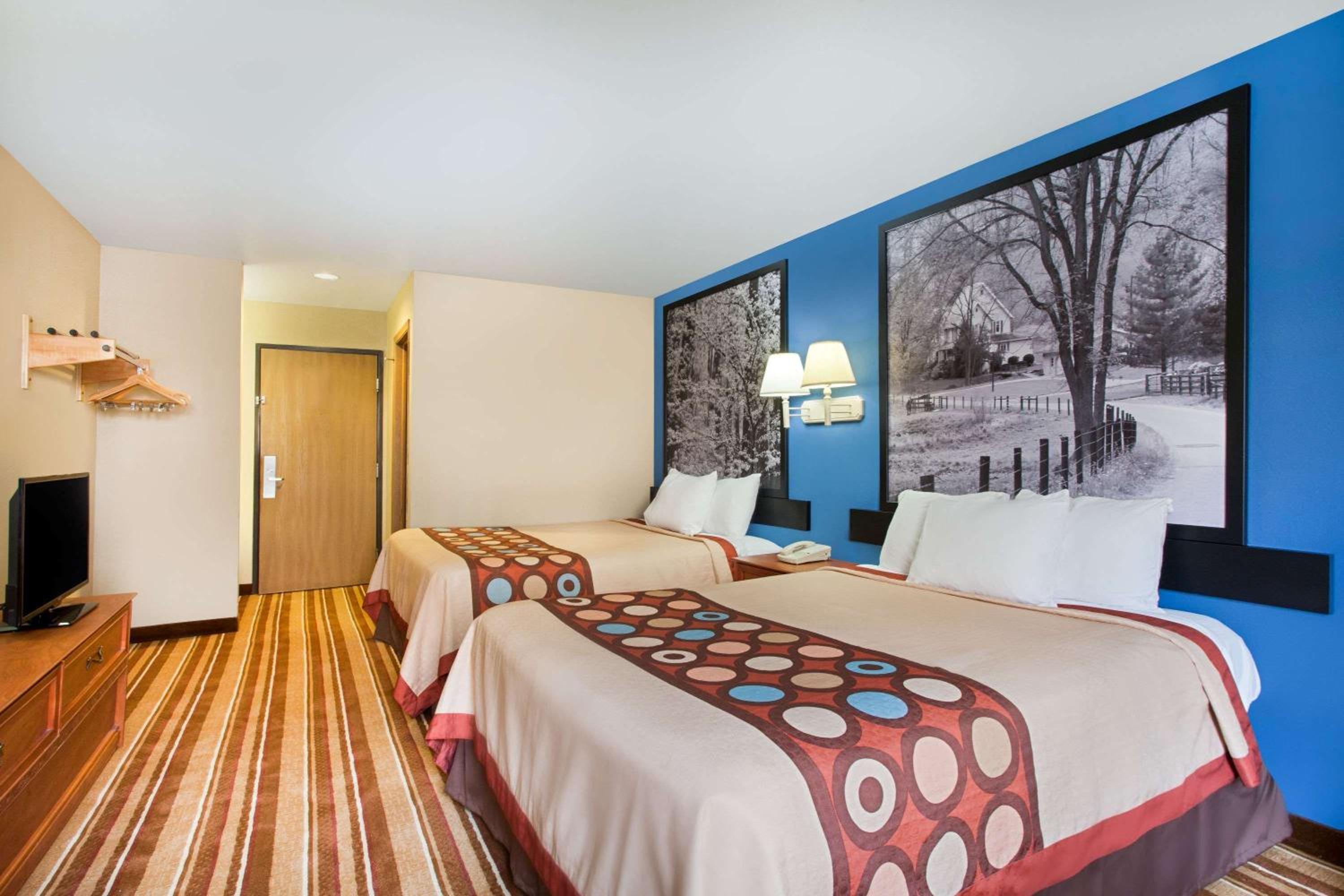 Queen Room with Two Queen Beds - Non-Smoking - Photo 1