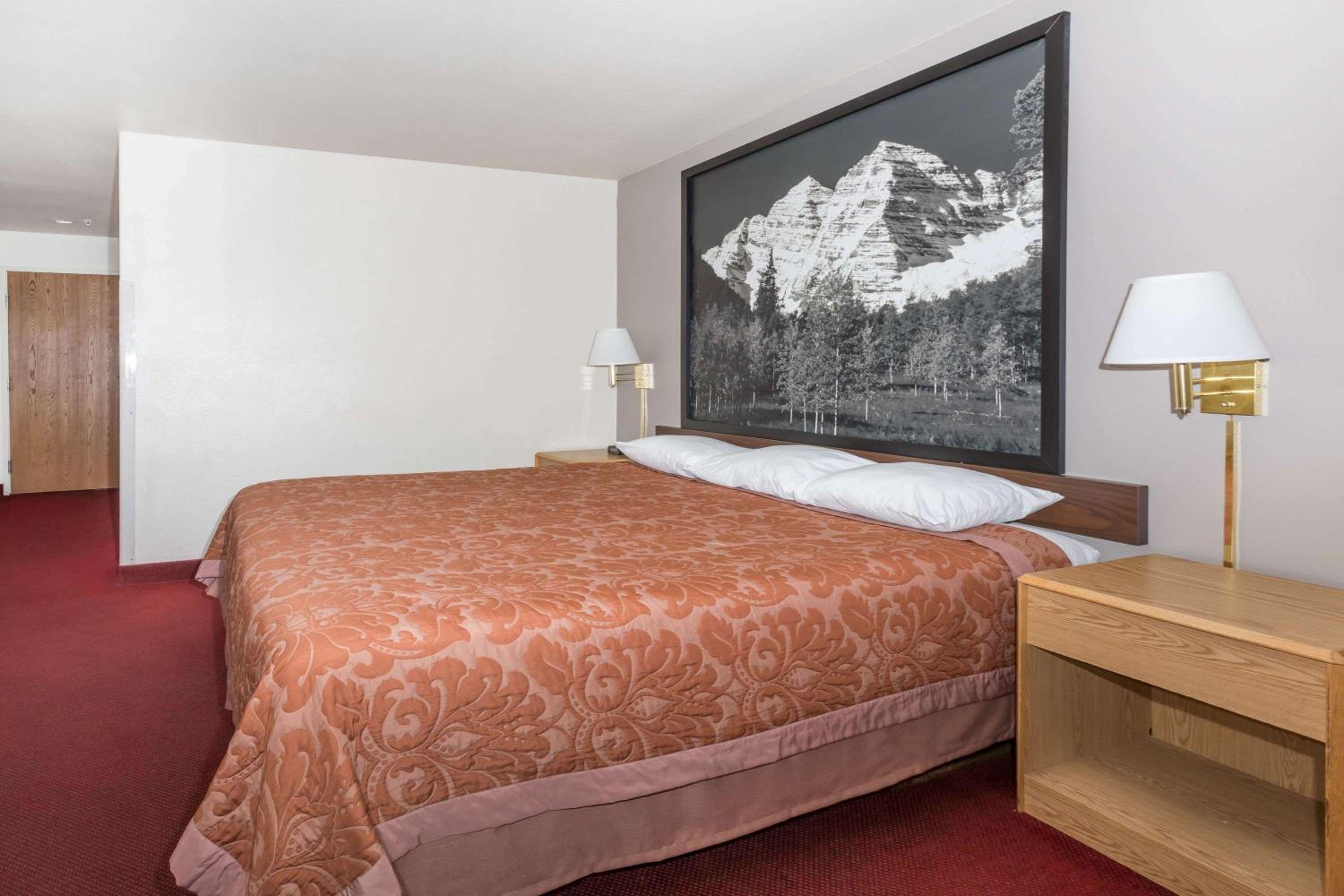 Queen Room with Two Queen Beds - Non-Smoking - Photo 1