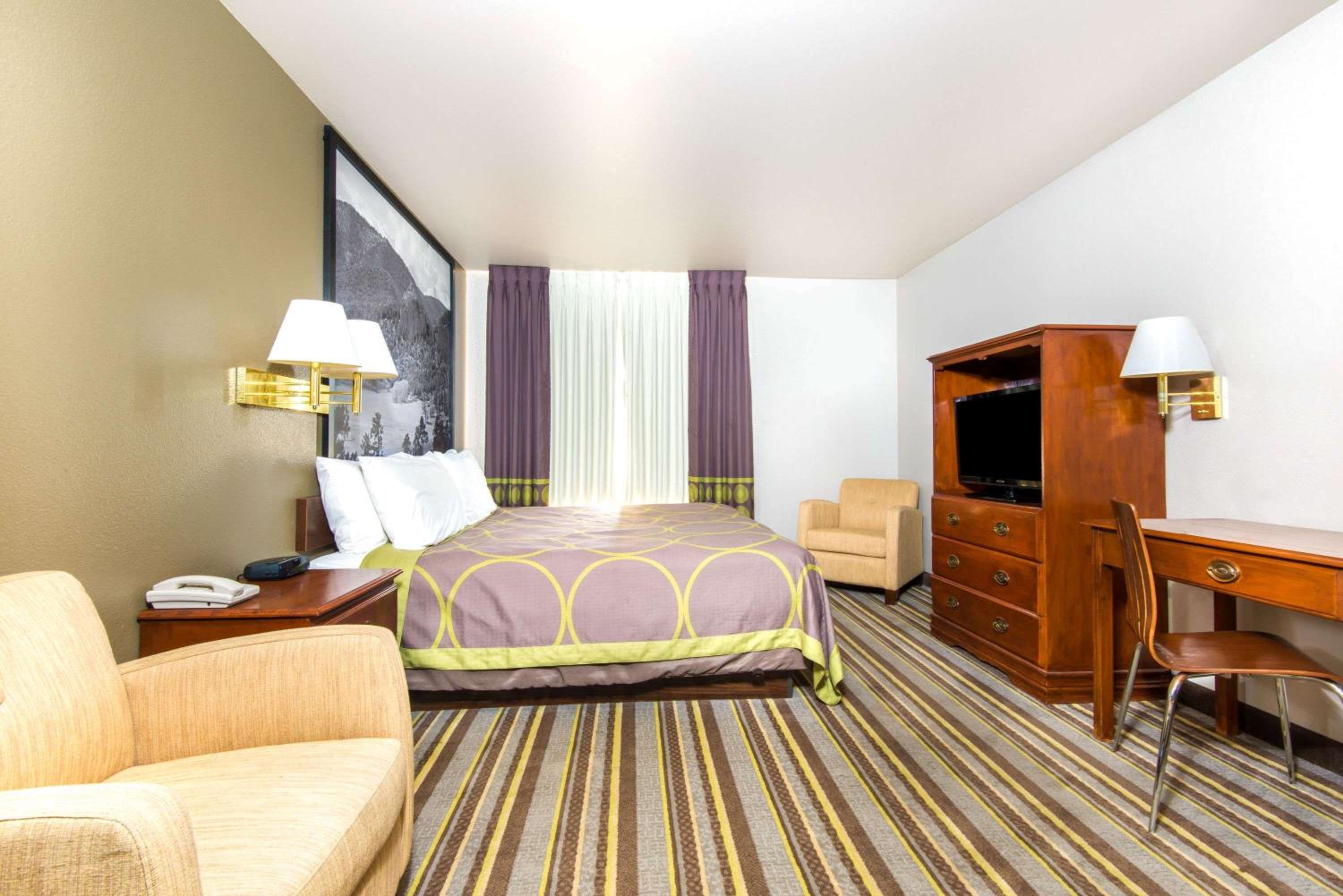Queen Room - Non-Smoking - Photo 4