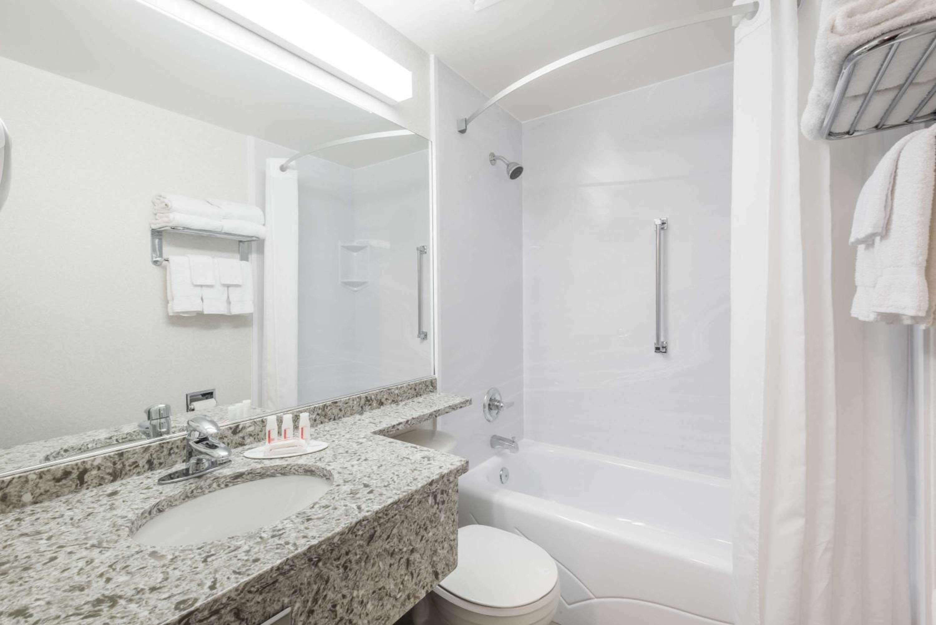 Deluxe King Room with Park View - Non-Smoking - Photo 4