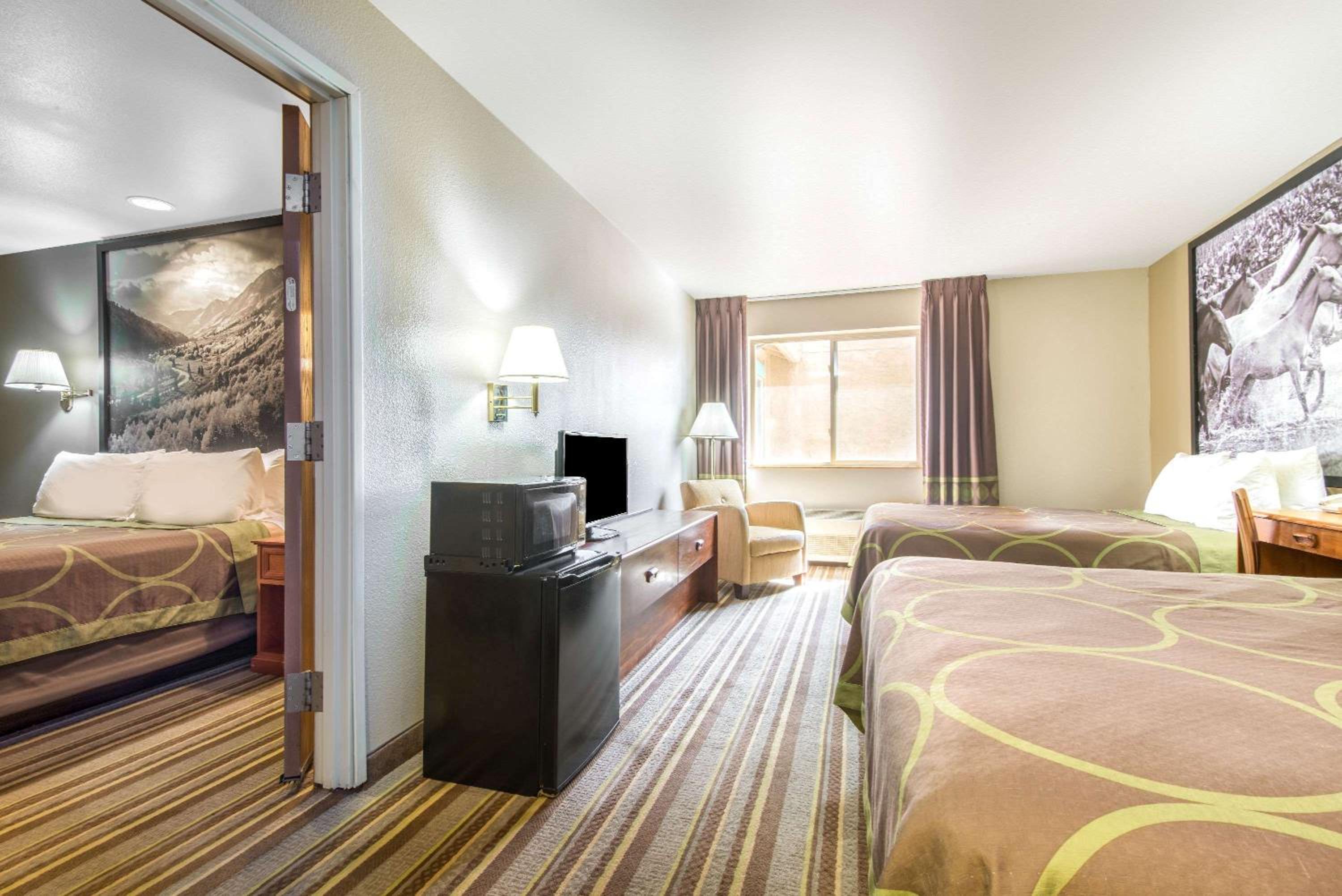 Two-Bedroom Suite with One King Bed and Two Queen Beds  - Non-Smoking - Photo 2