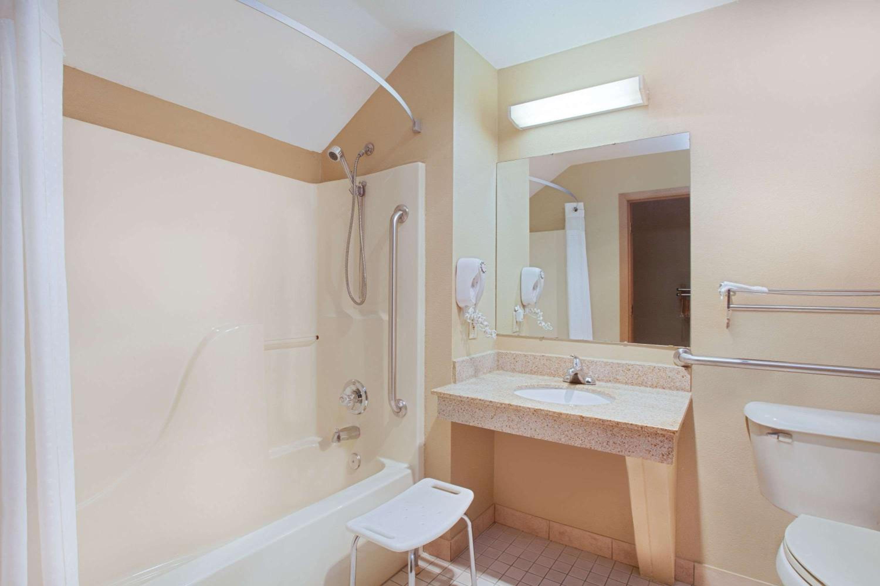 Queen Room - Mobility Access/Non-Smoking - Photo 2