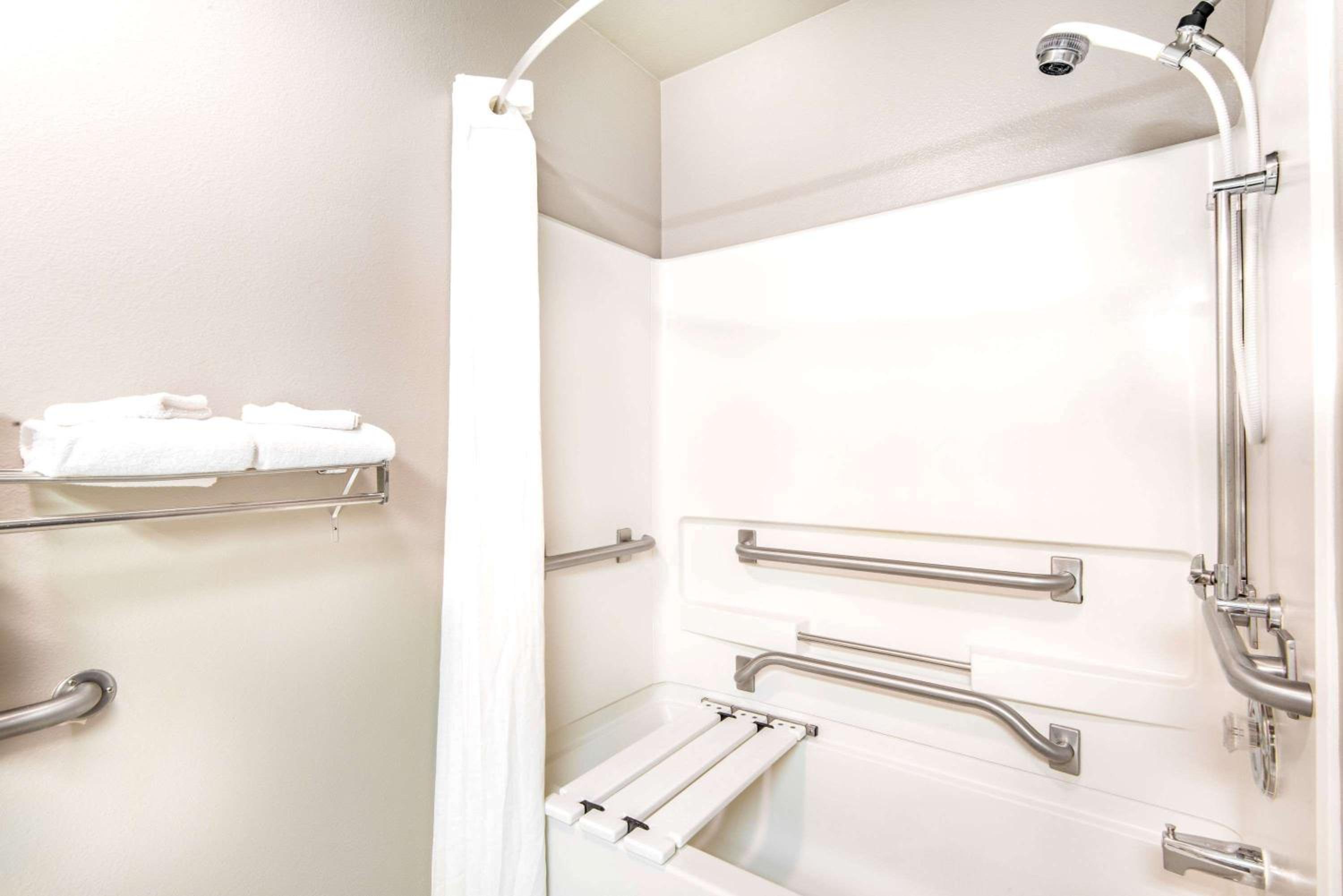 Queen Room with Mountain View - Disability Access/Non-Smoking - Photo 3