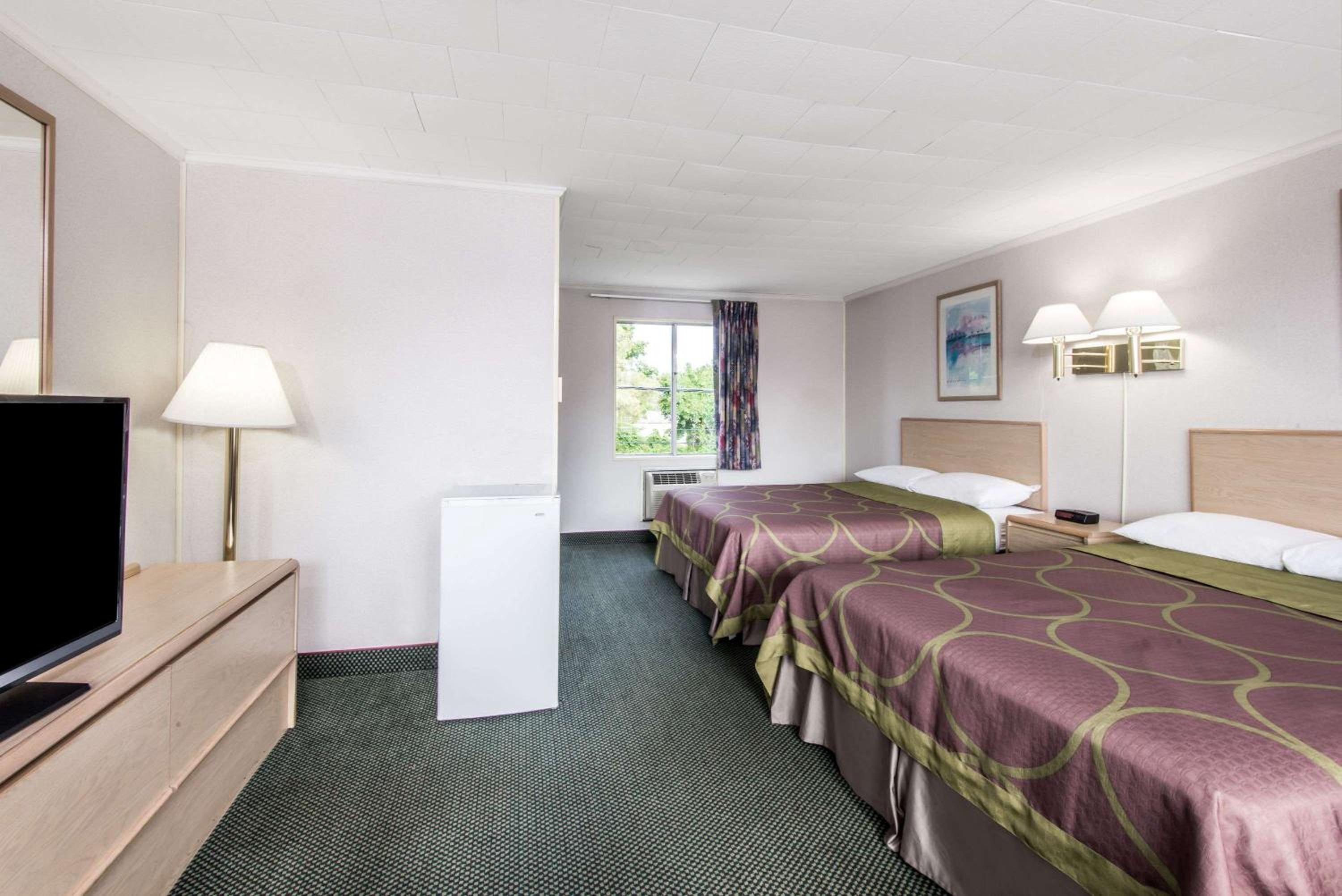 Queen Room with Two Queen Beds - Non-Smoking photo 3