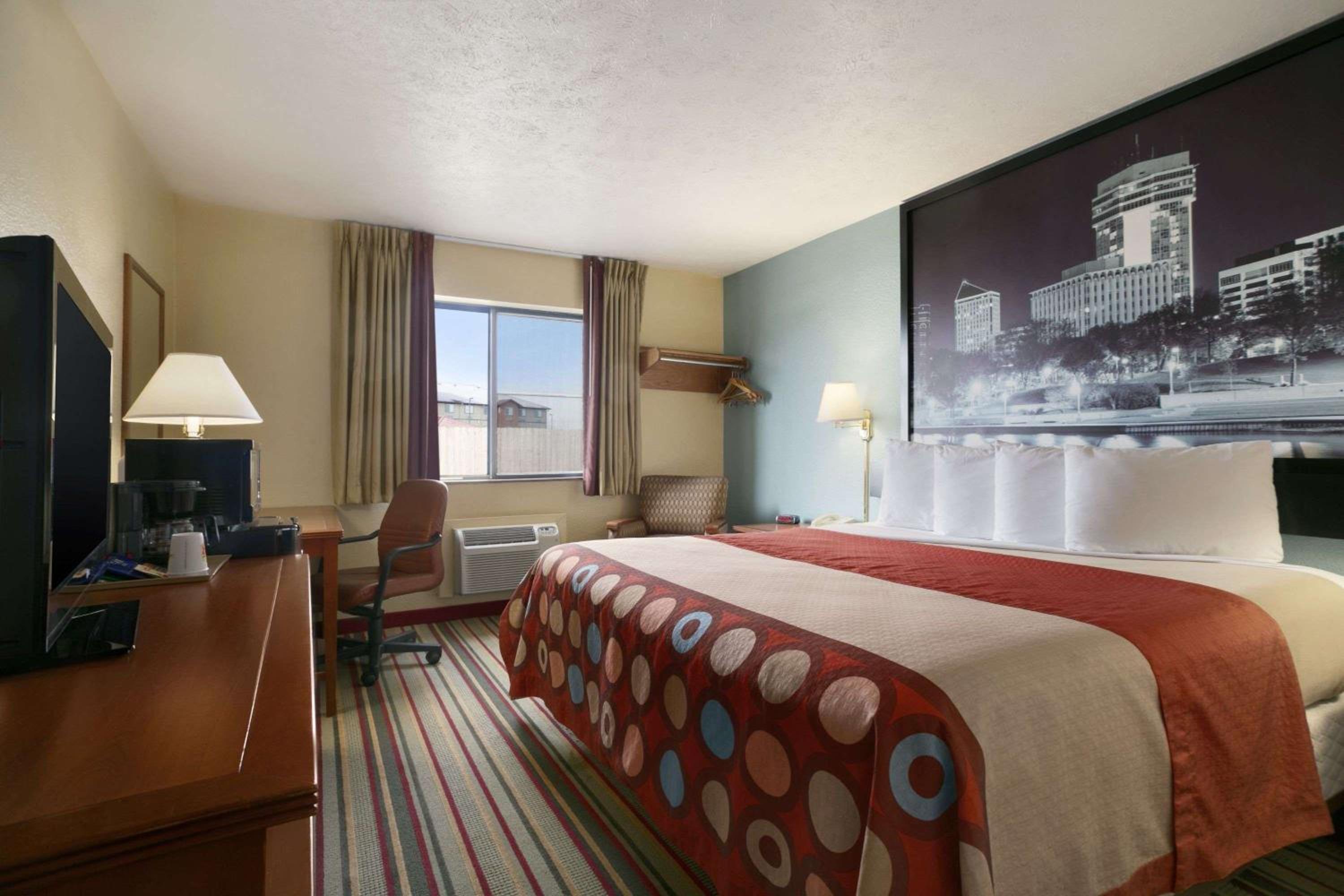 King Room - Non-Smoking - Photo 1