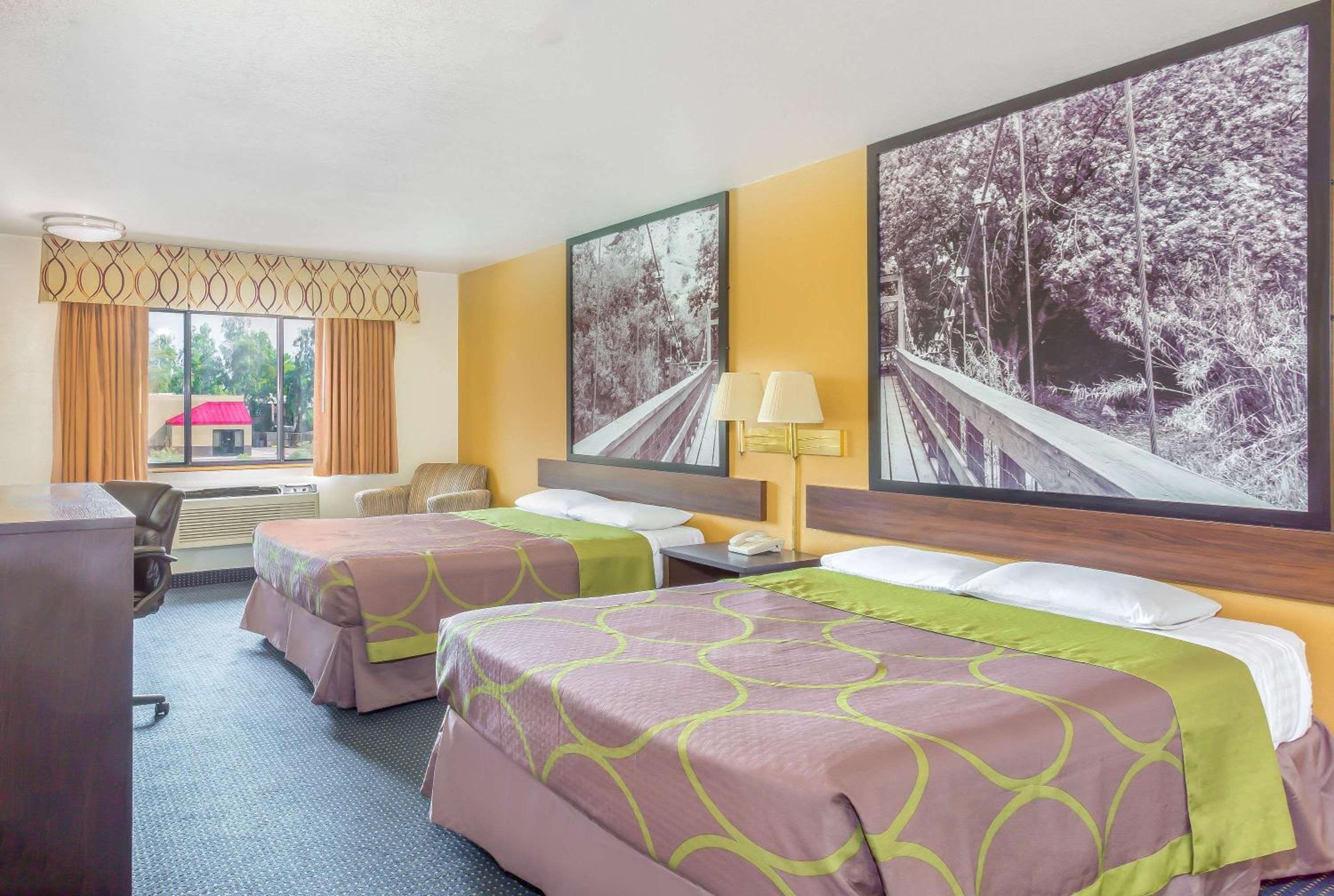 Queen Room with Two Queen Beds - Non-Smoking - Photo 4