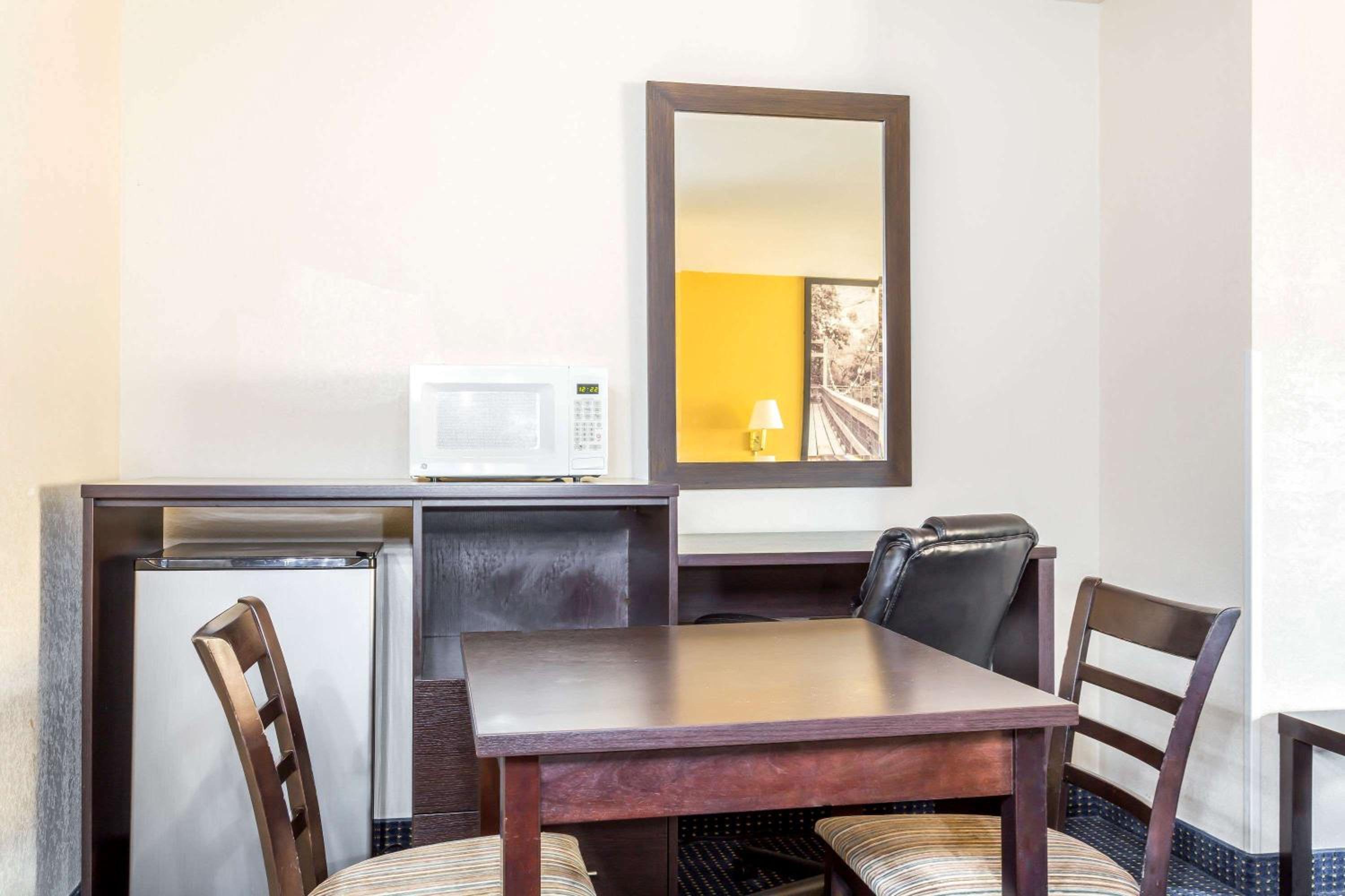 King Studio Suite - Non-Smoking - Photo 3