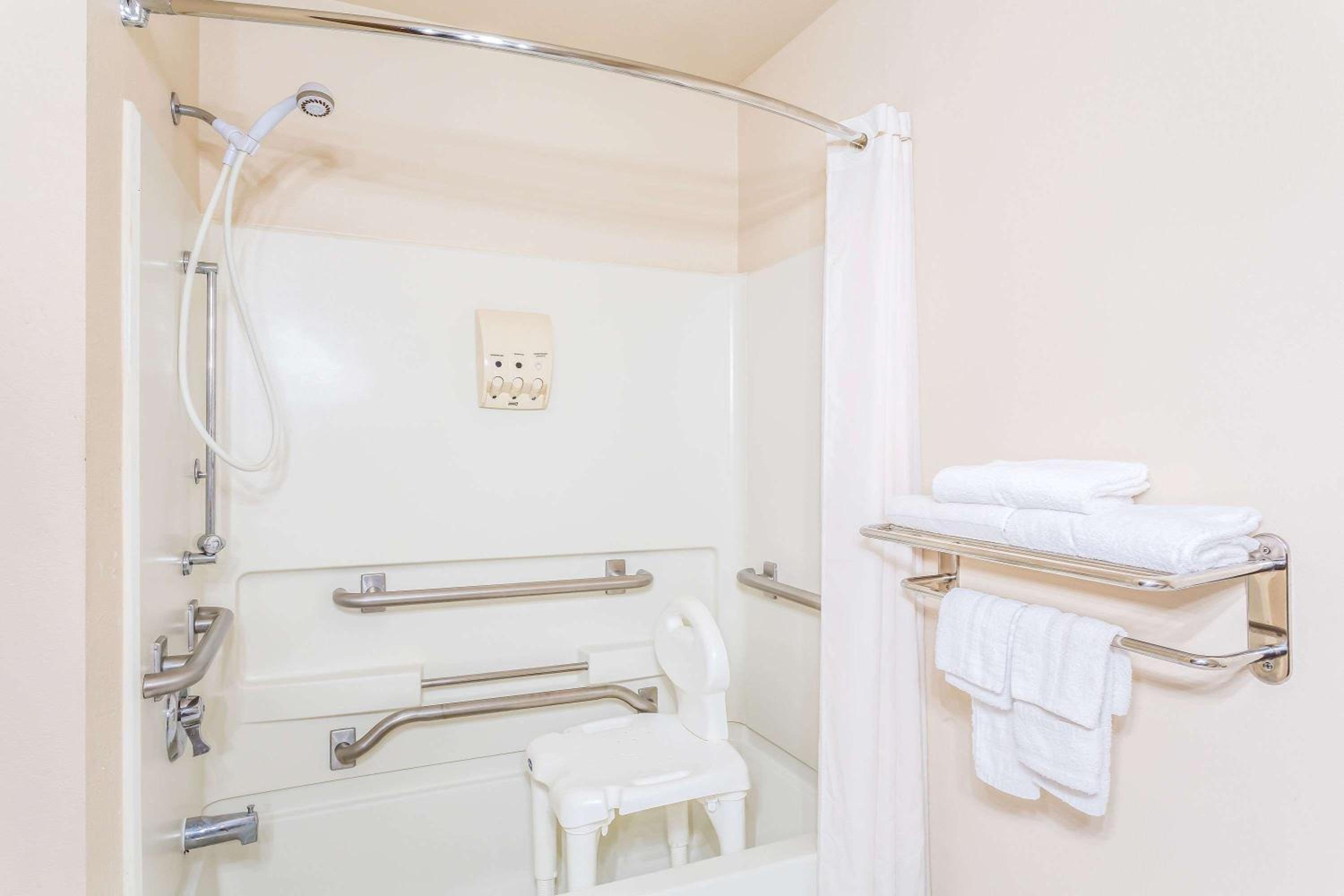 King Room - Disability Access - Non-Smoking - Photo 5