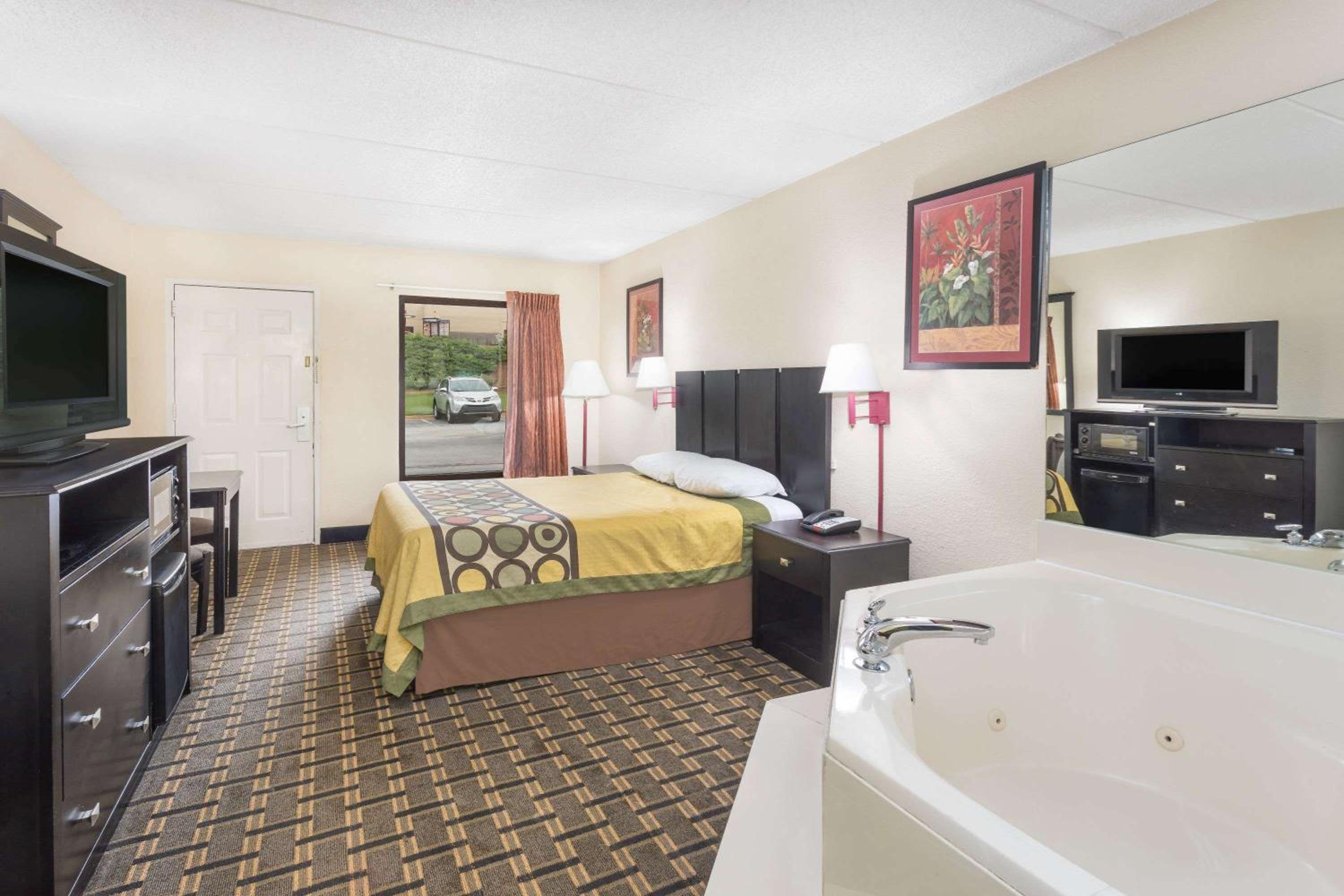 Deluxe Queen Room - Non-Smoking - Photo 3