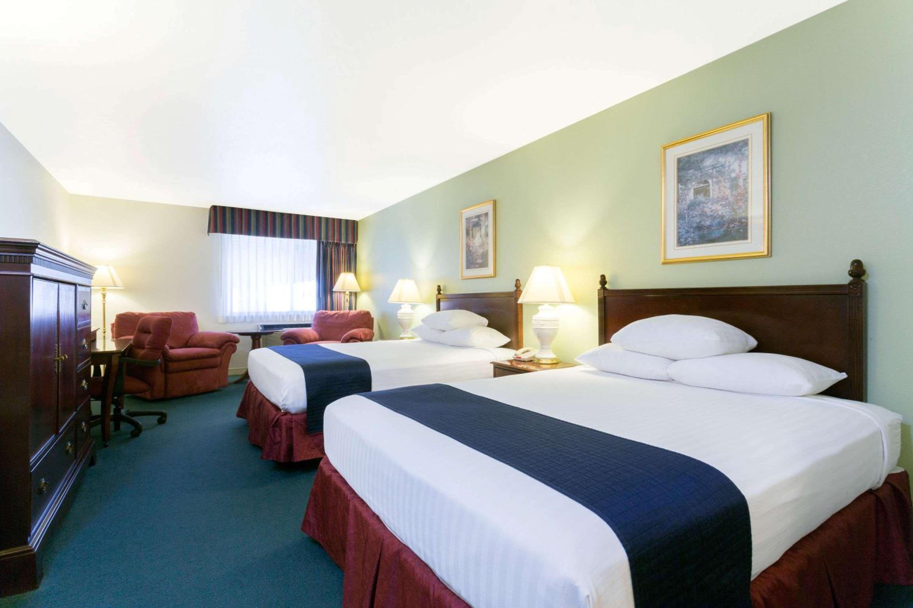 Queen Room with Two Queen Beds - Non-Smoking - Photo 3