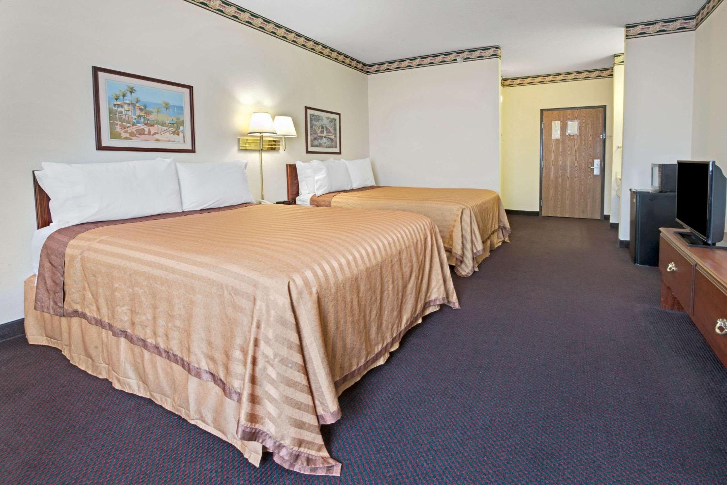 Queen Room with Two Queen Beds - Non-Smoking - Photo 2