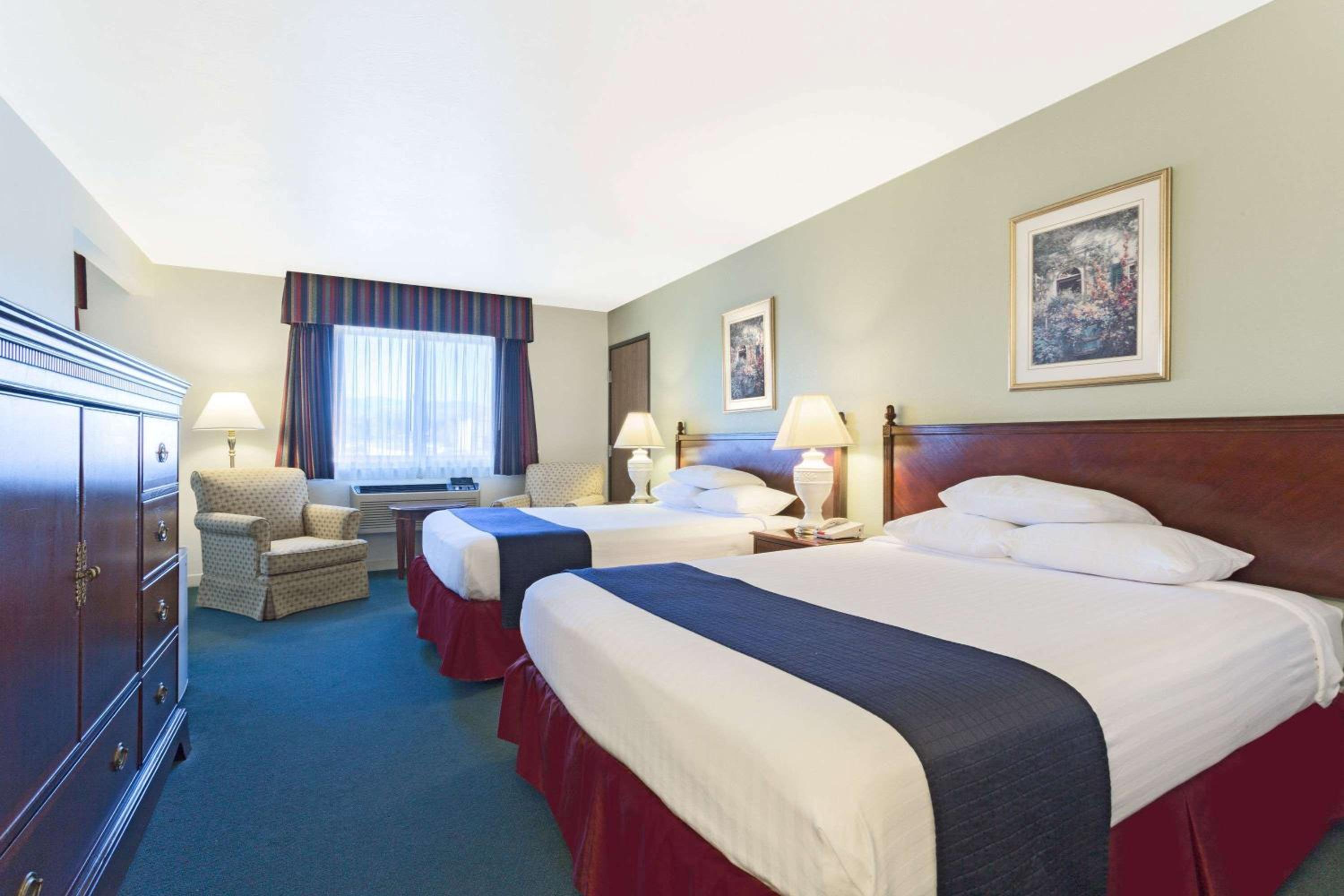 Queen Room with Two Queen Beds - Non-Smoking - Photo 4