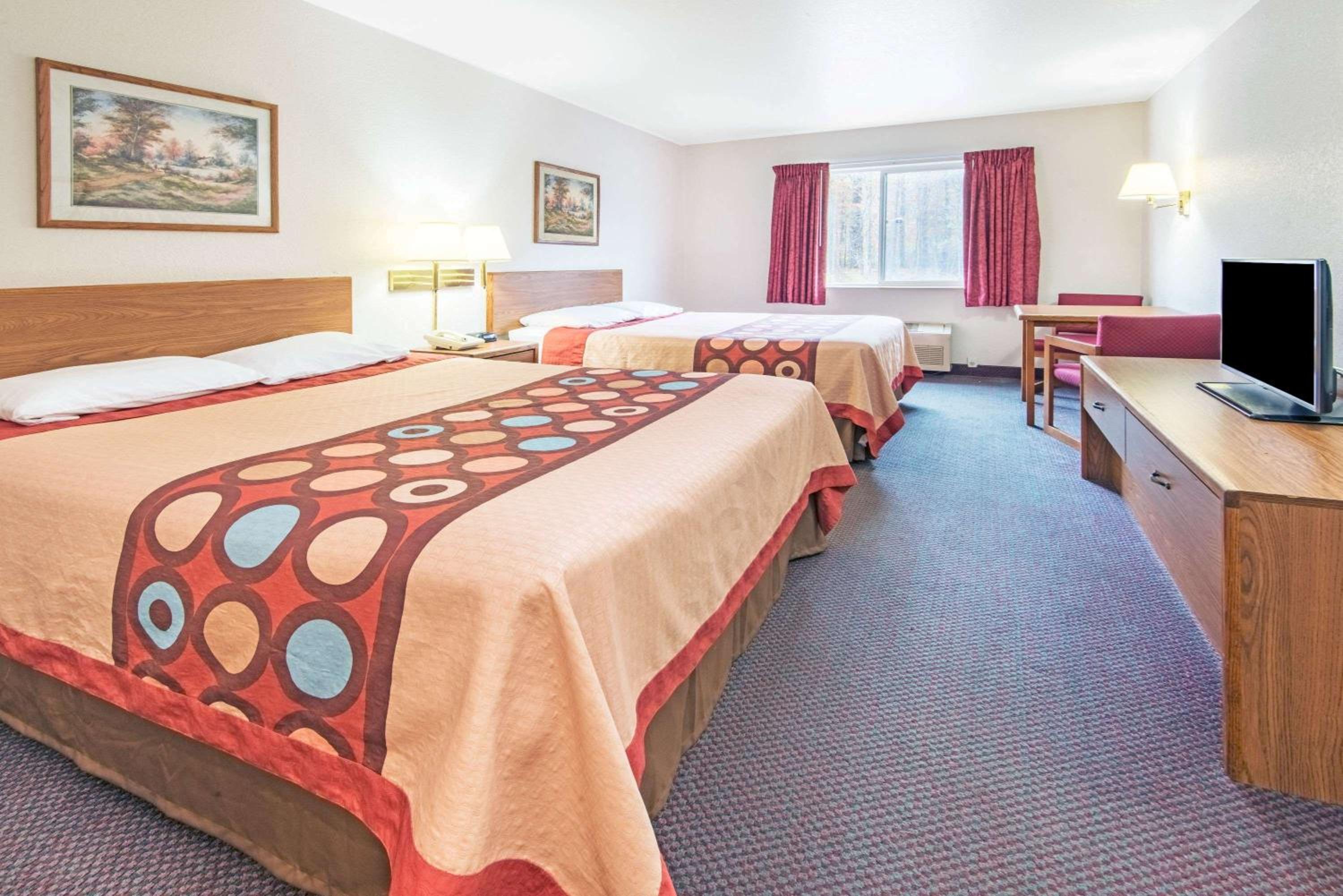 Queen Room with Two Queen Beds - Non-Smoking - Photo 1