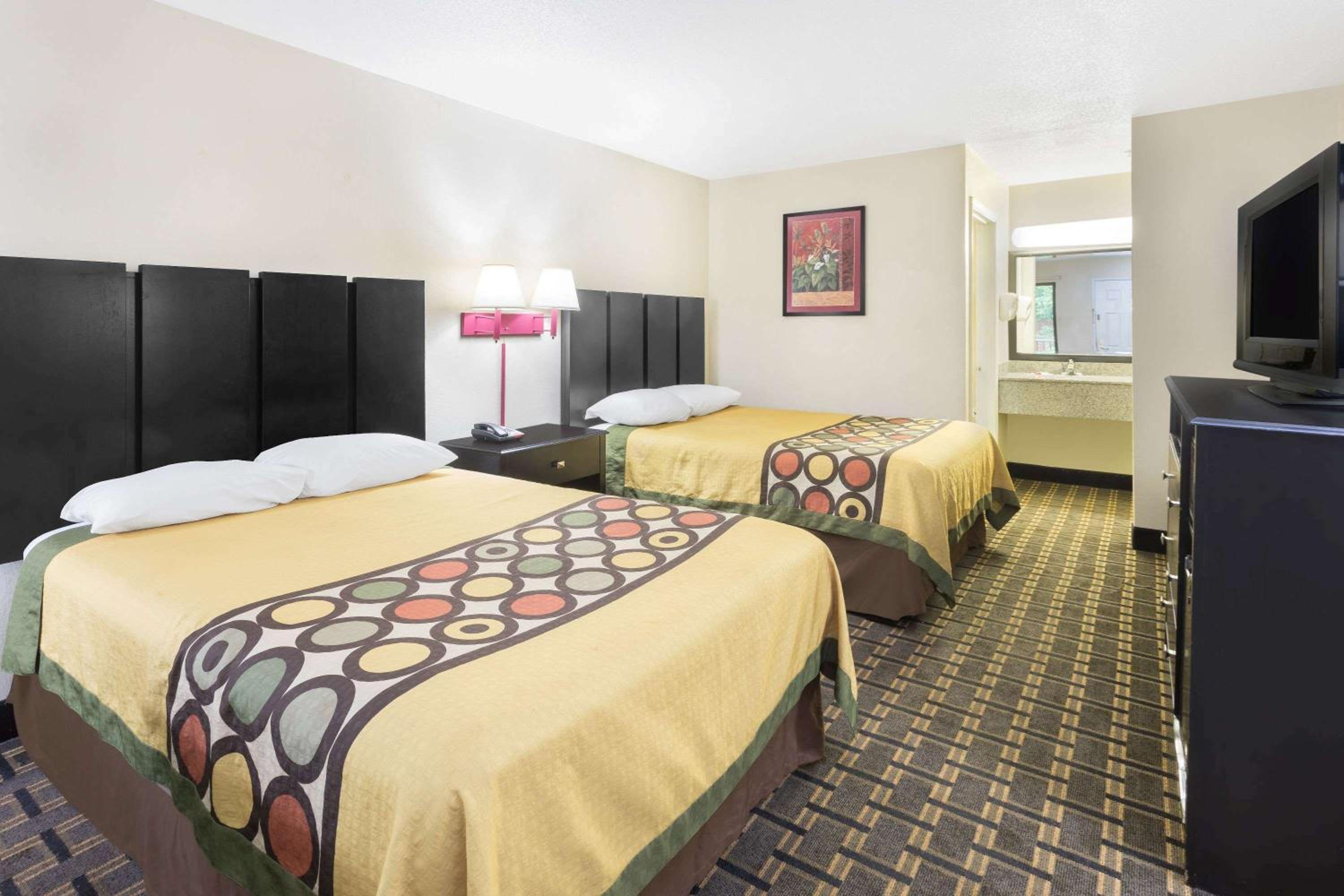 Double Room with Two Double Beds - Smoking - Photo 2