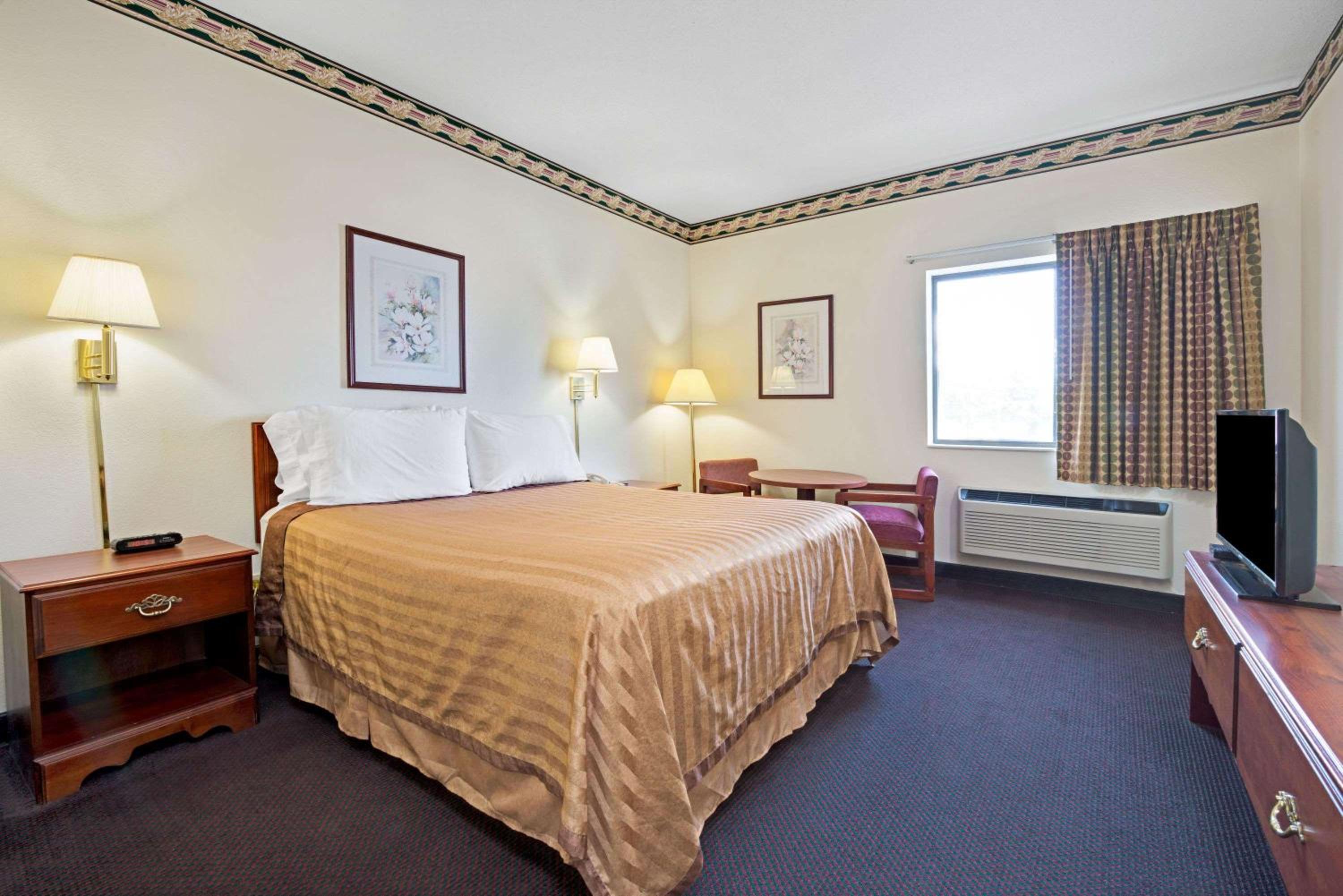 King Room - Non-Smoking - Photo 1