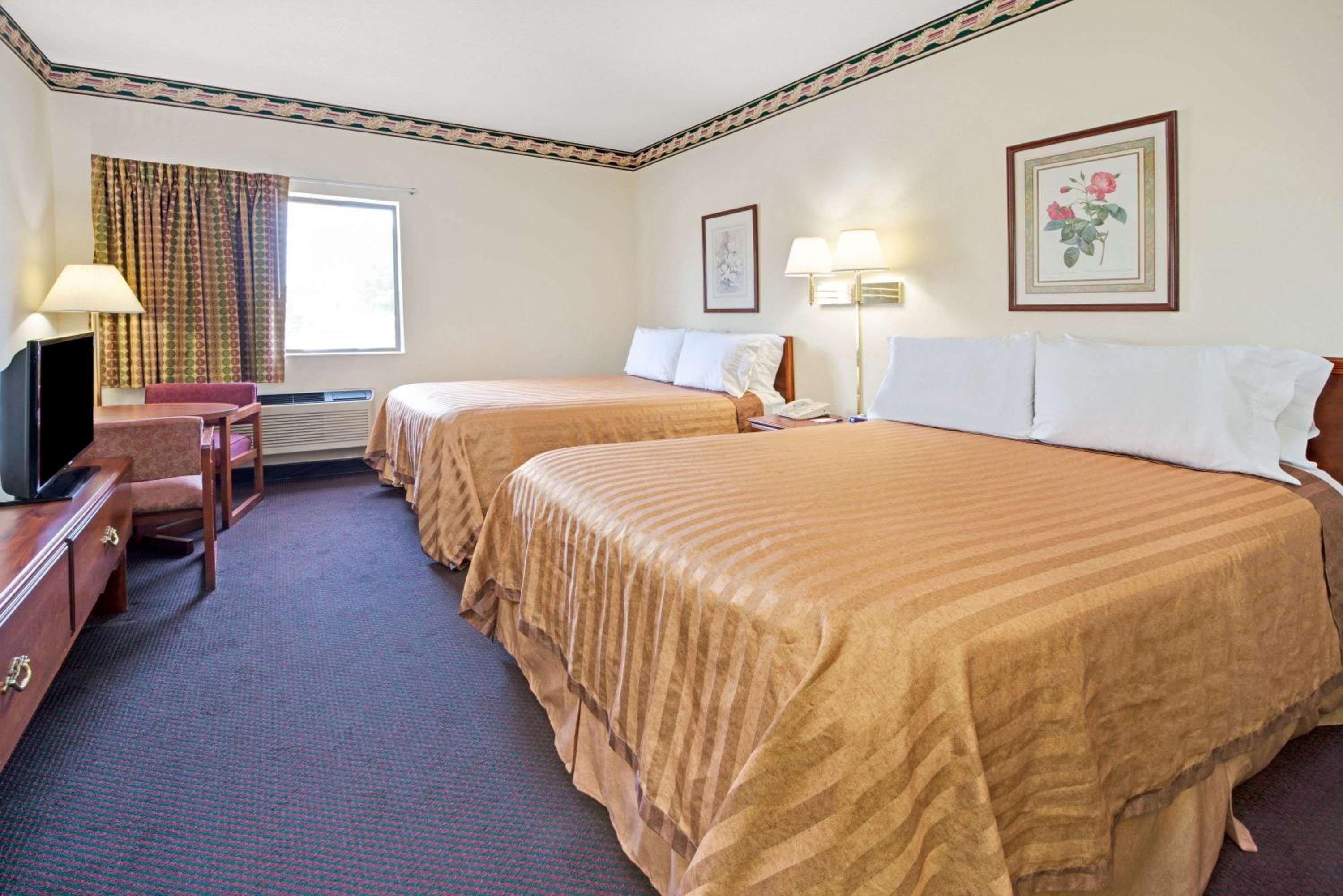 Queen Room with Two Queen Beds - Non-Smoking - Photo 4