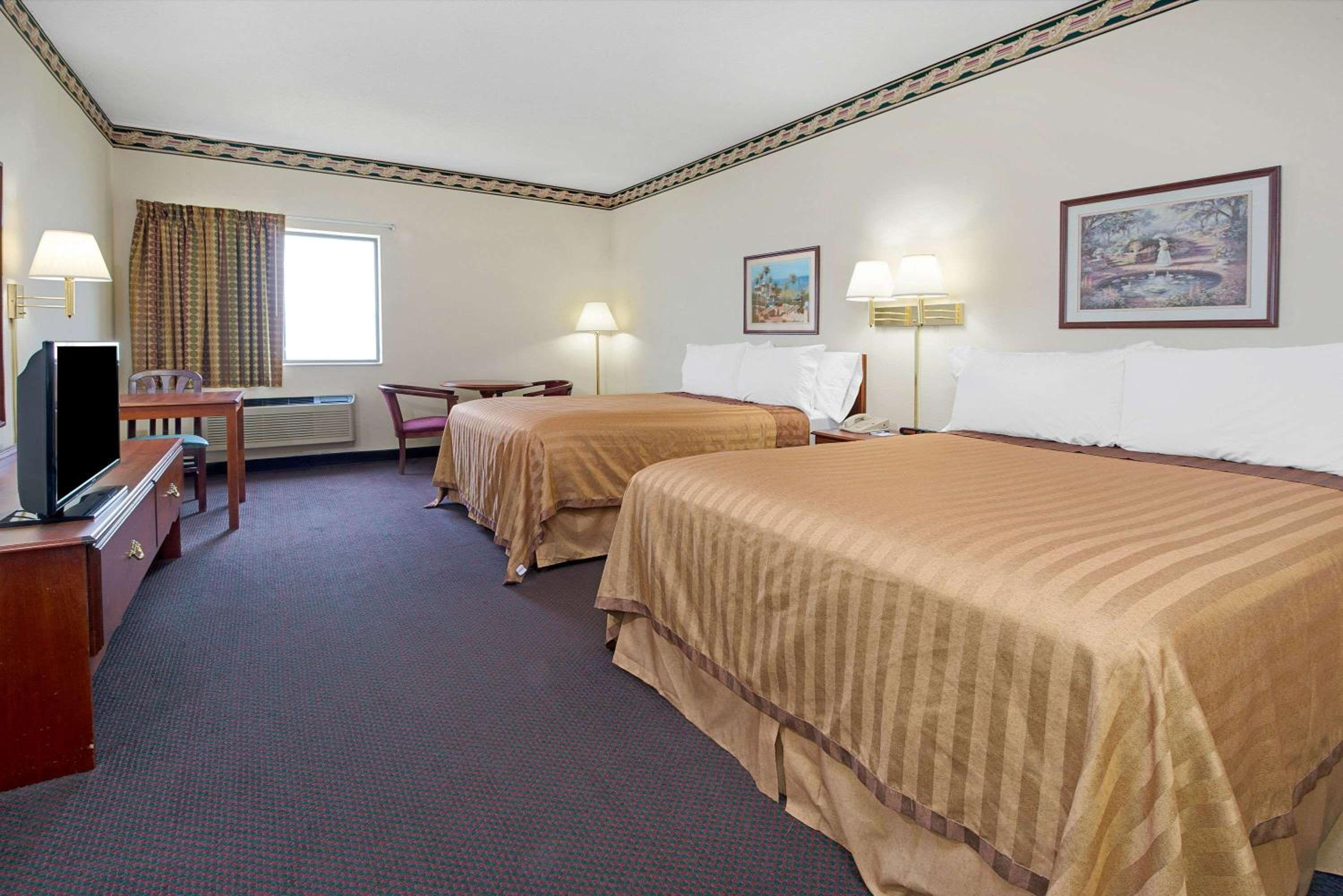 Queen Room with Two Queen Beds - Non-Smoking - Photo 3