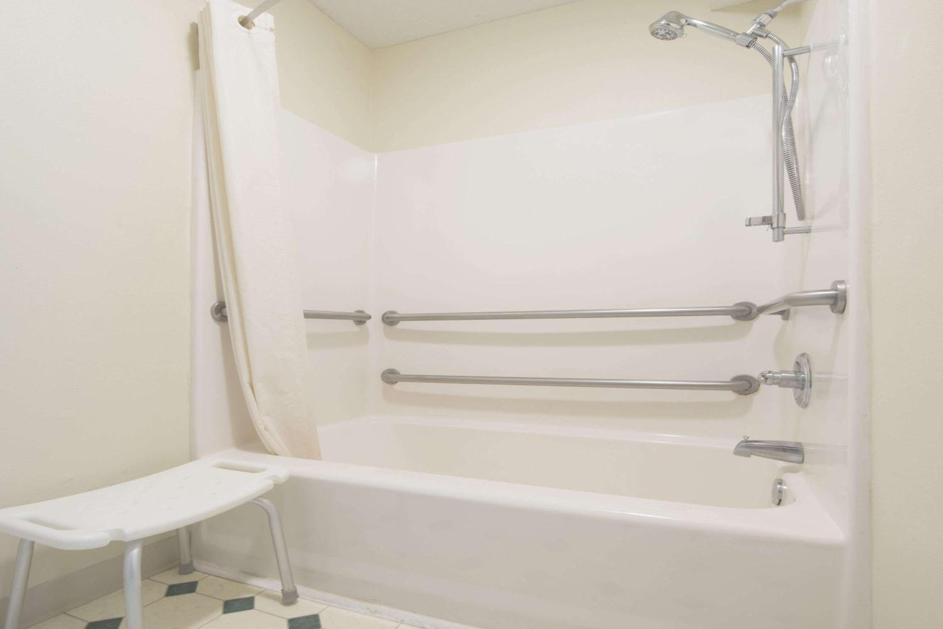 King Room - Disability Access/Non-Smoking - Photo 3
