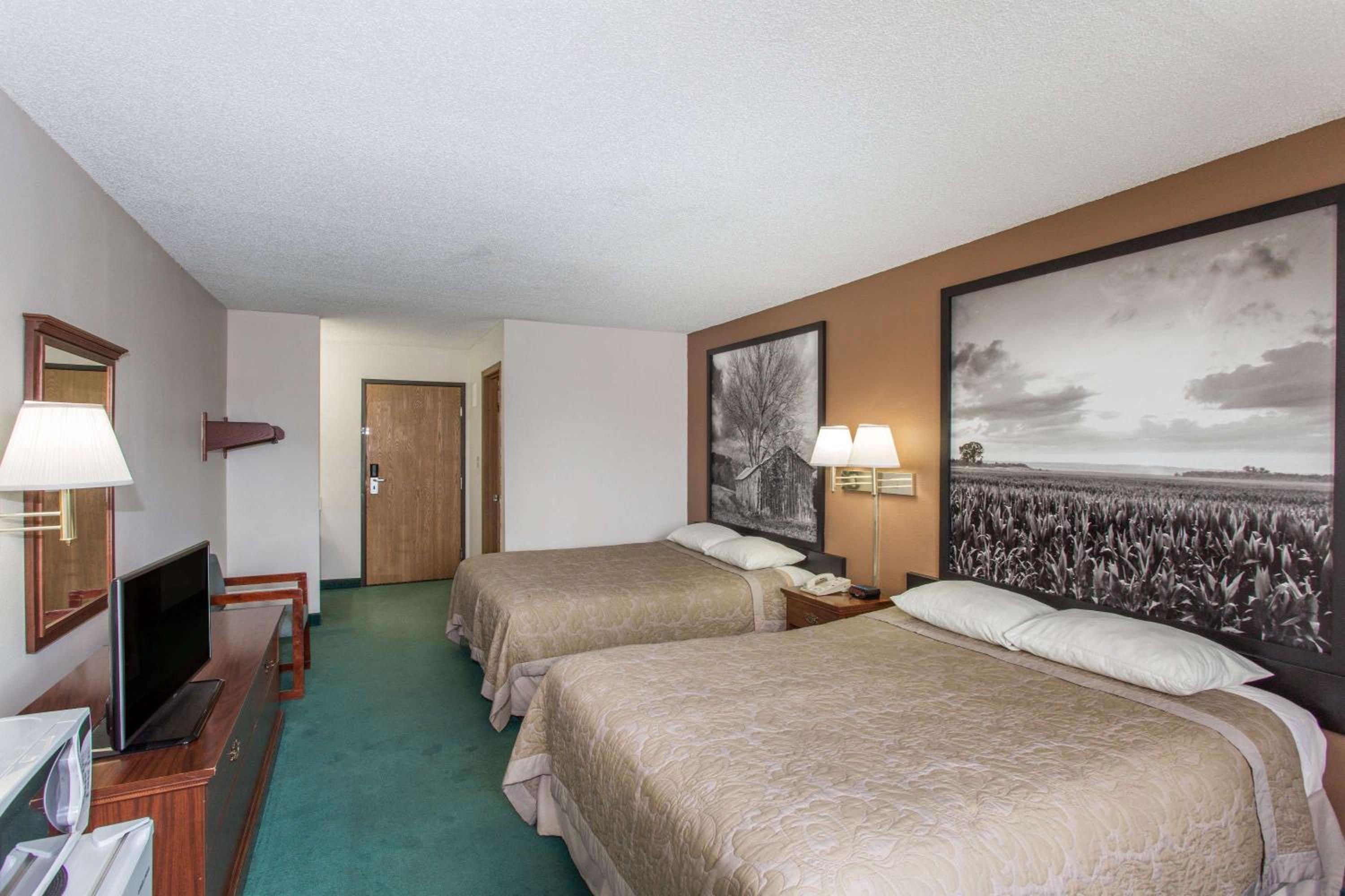 Queen Room with Two Queen Beds - Non-Smoking - Photo 1