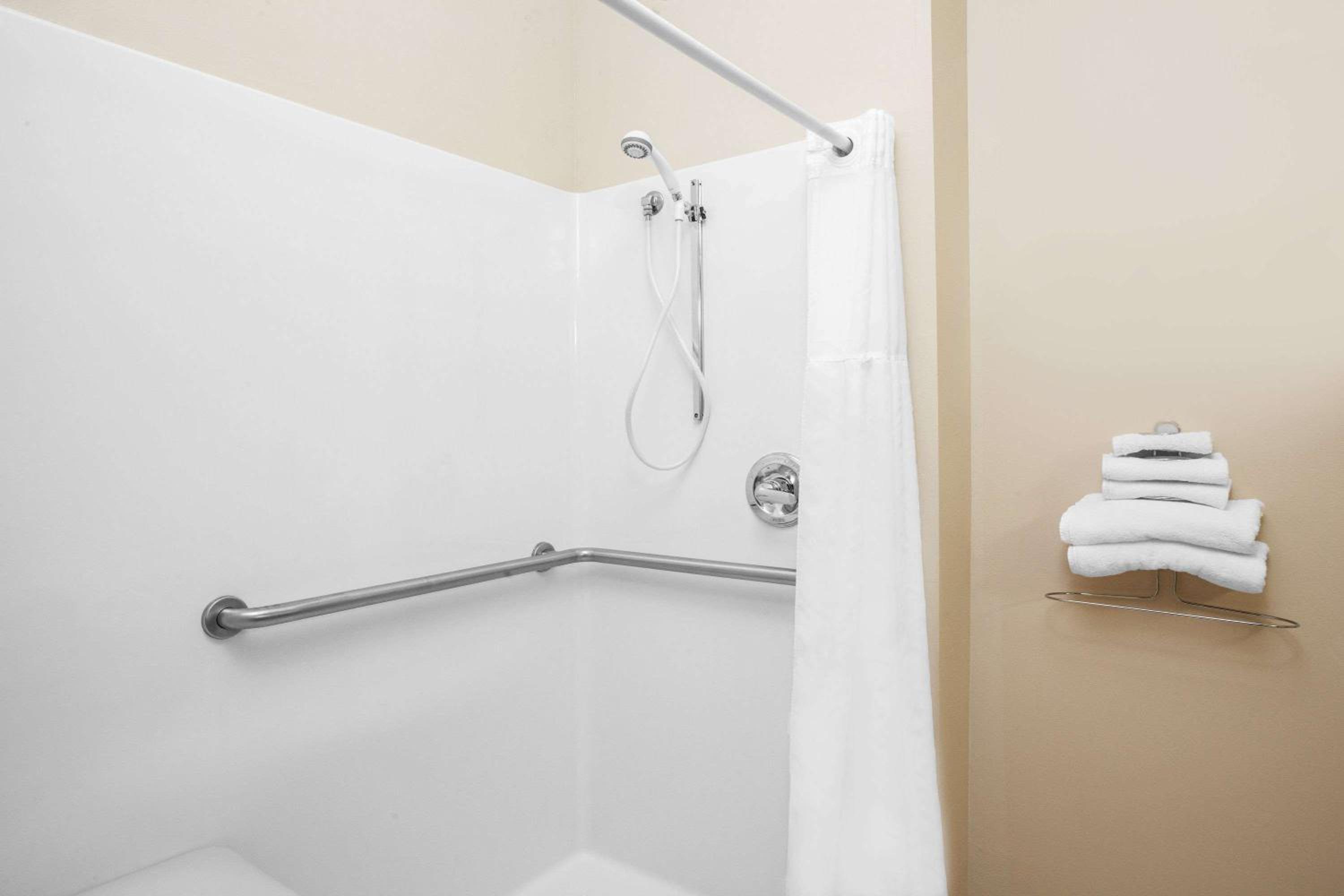 Queen Room with Bath Tub - Mobility Accessible/Non-Smoking - Photo 7