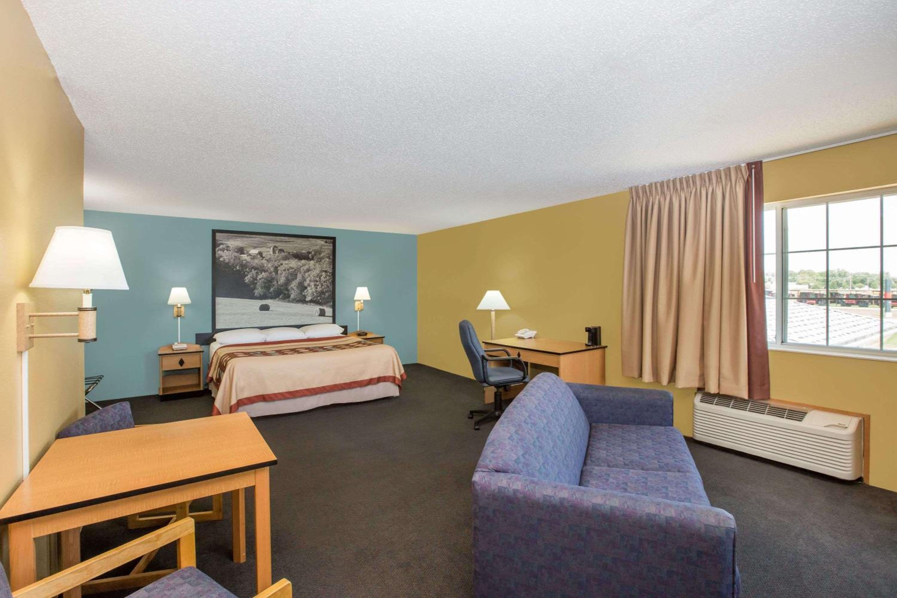 King Studio Suite - Non-Smoking - Photo 3