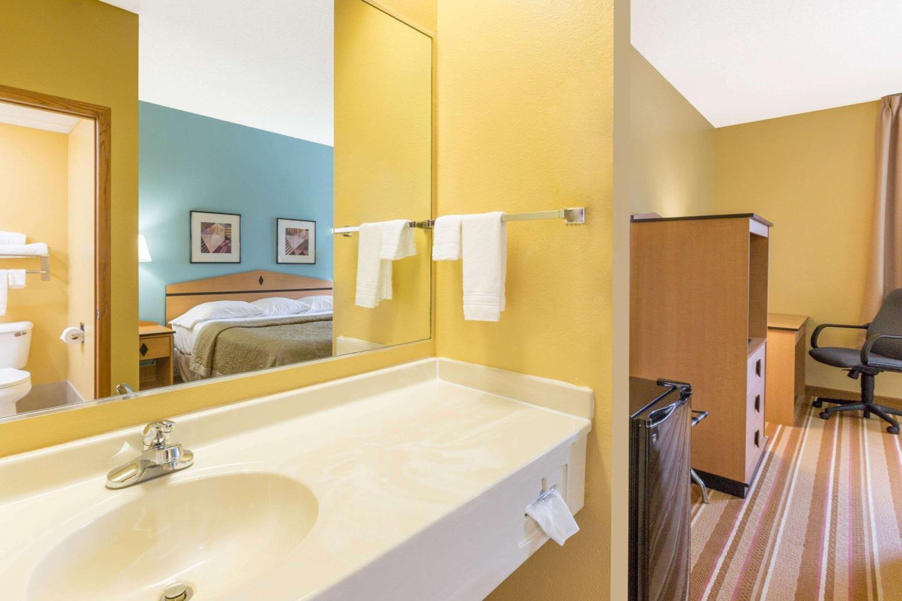 Double Room with Two Double Beds - Non-Smoking - Photo 3