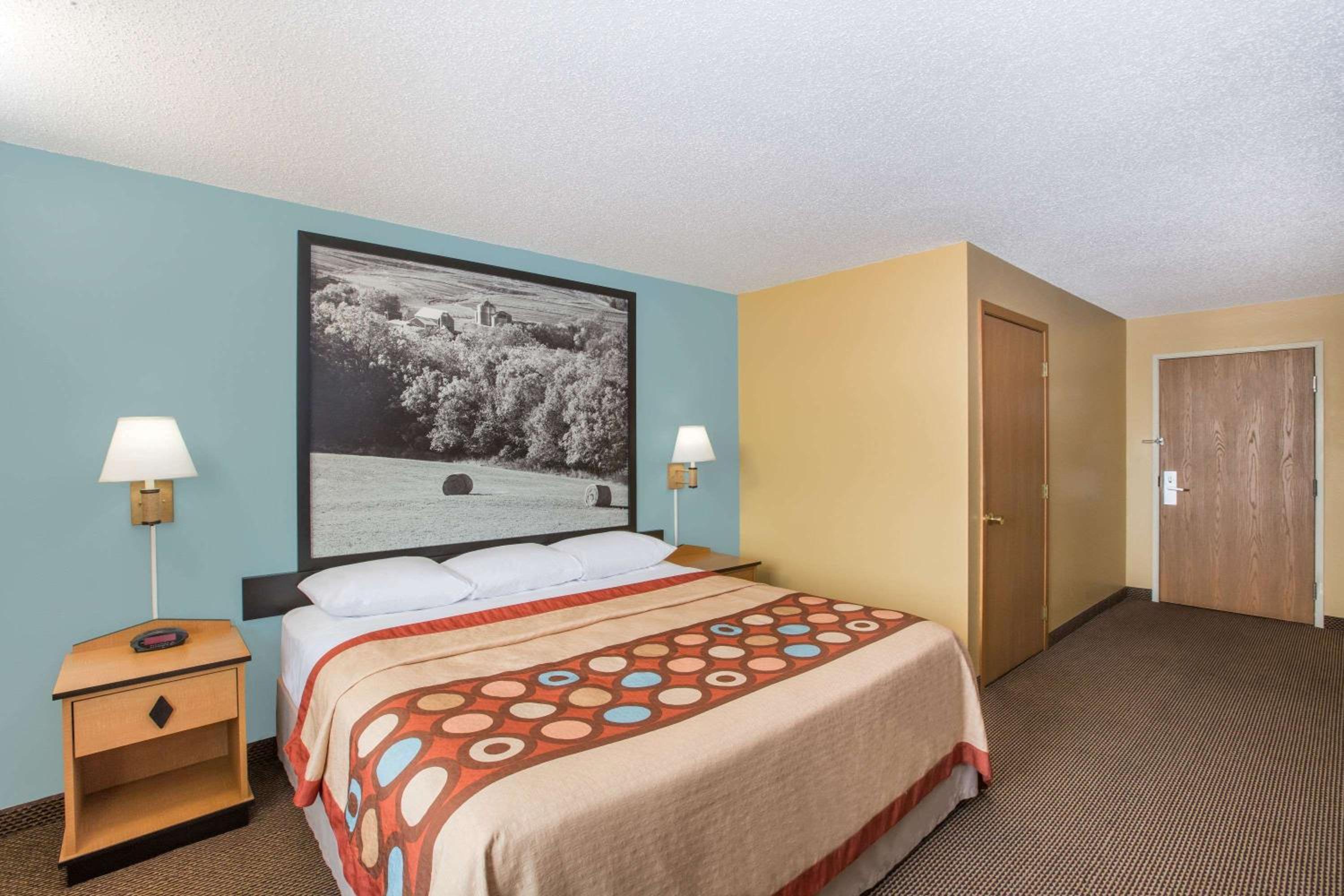 King Room - Non-Smoking - Photo 3
