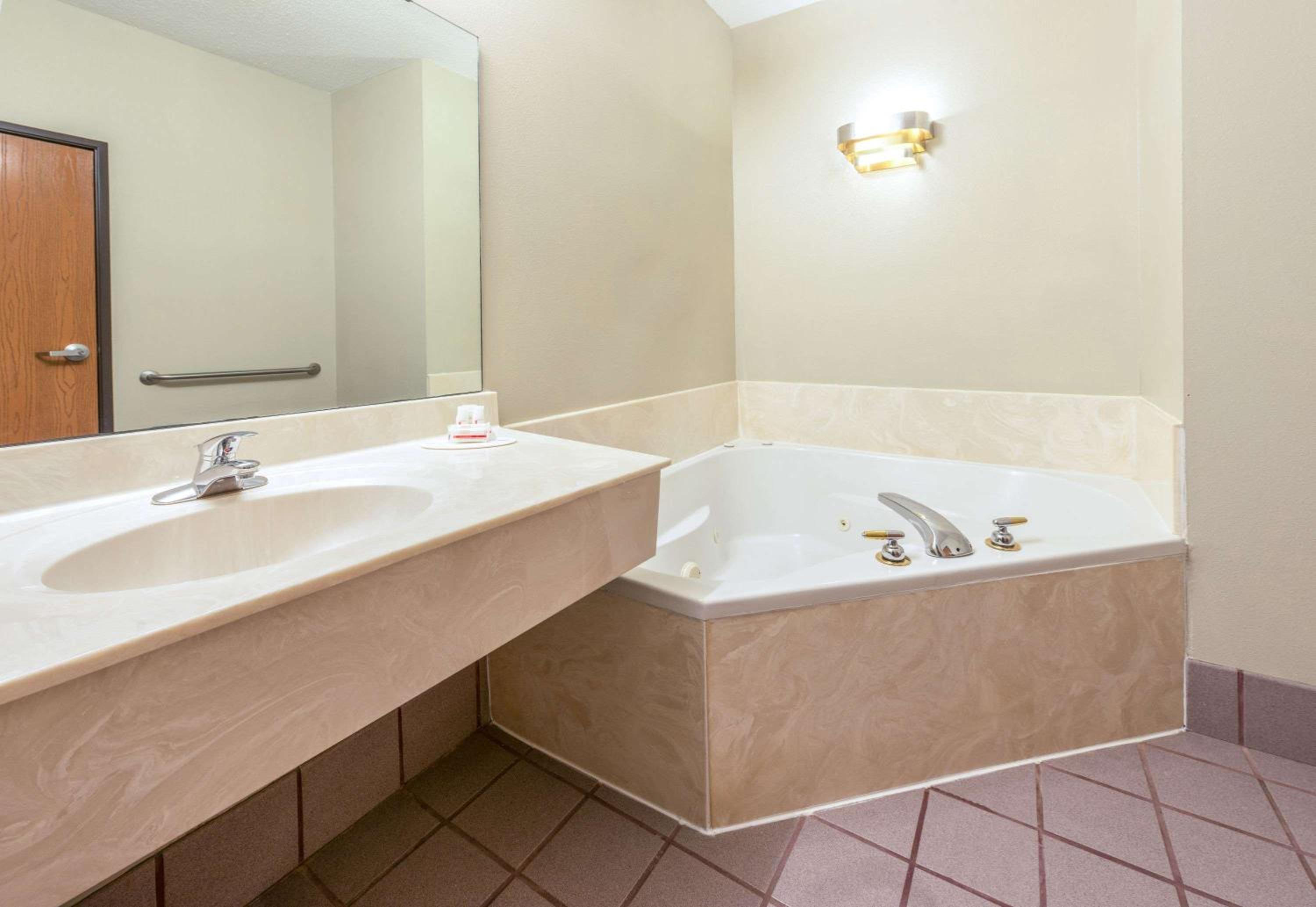 Queen Suite - Non-Smoking - Photo 2