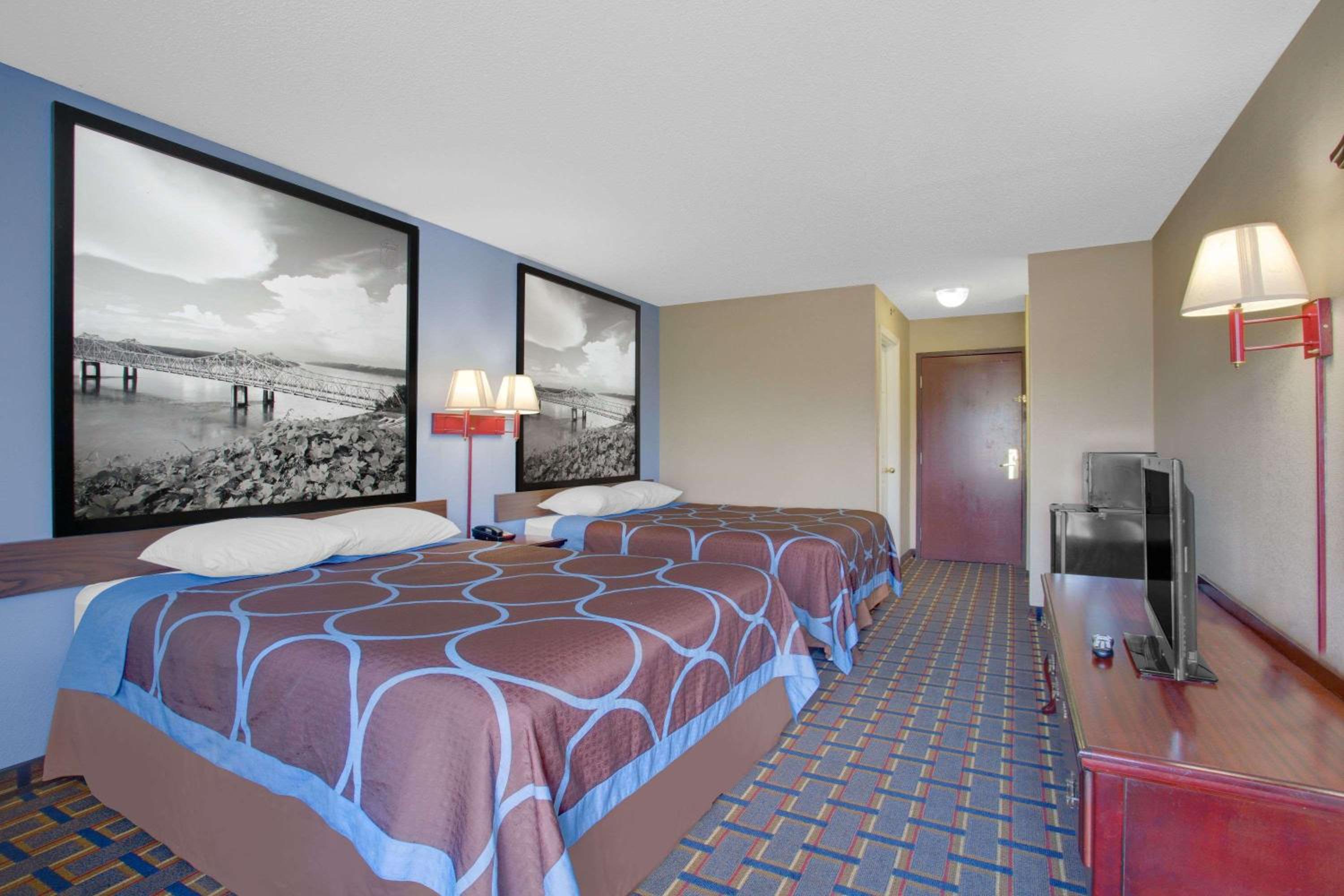 Queen Room with Two Queen Beds - Non-Smoking - Photo 1