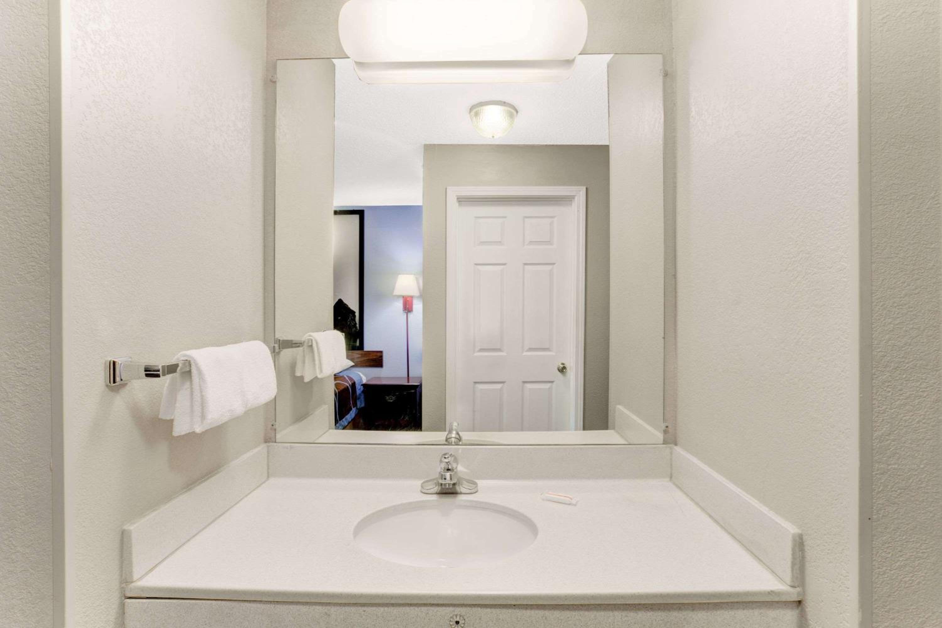 King Room - Non-Smoking - Photo 2