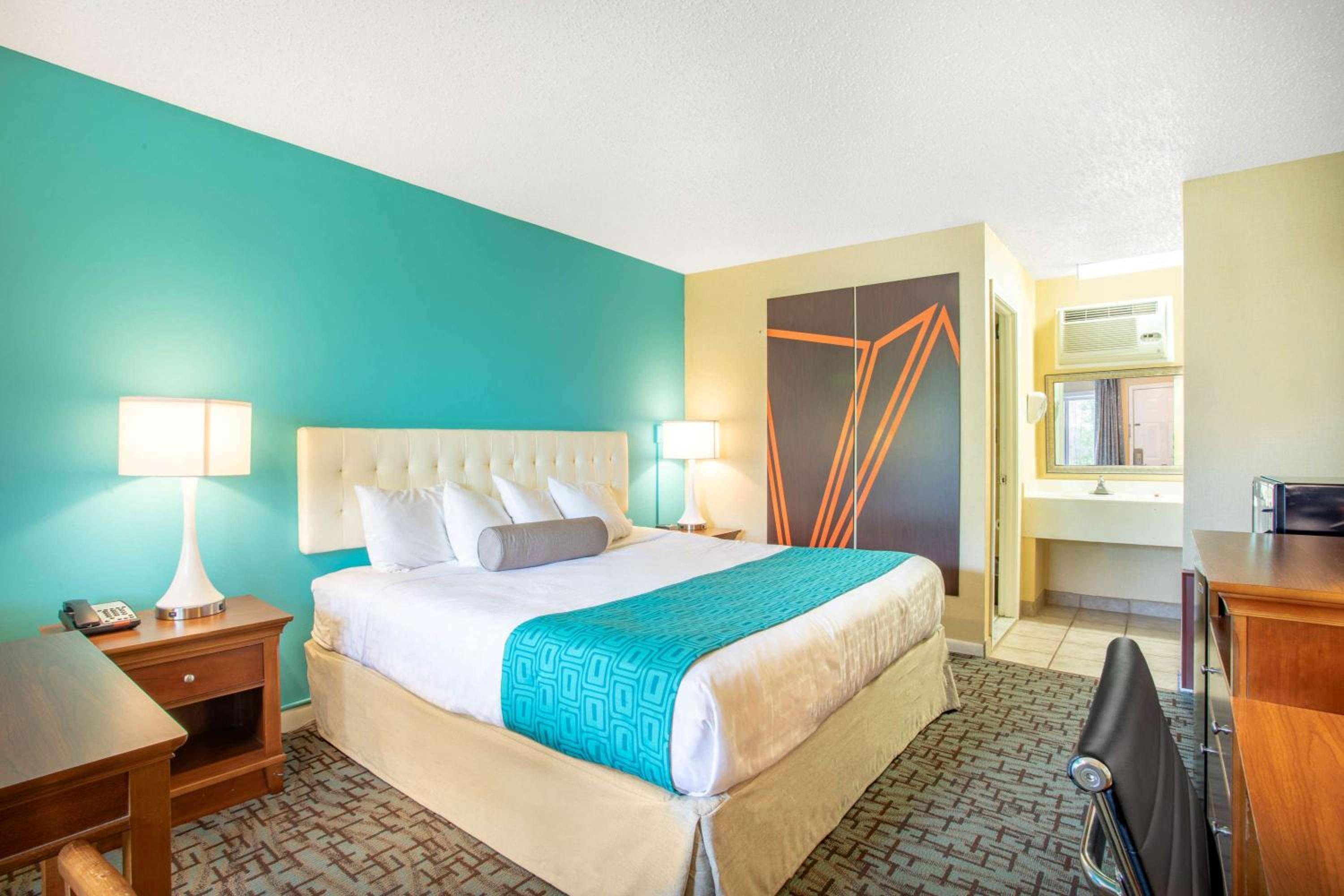 King Room - Non-Smoking - Photo 3