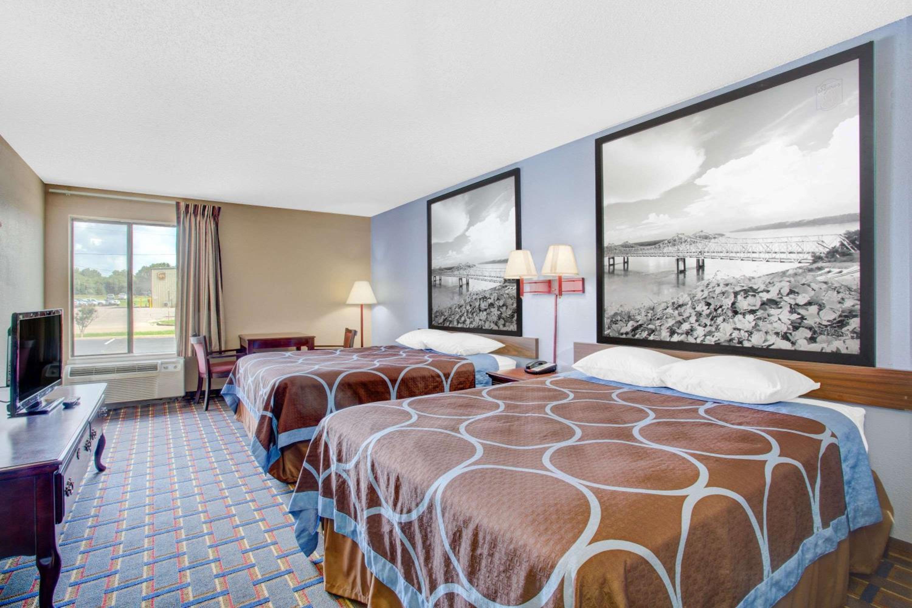 Queen Room with Two Queen Beds - Non-Smoking - Photo 4