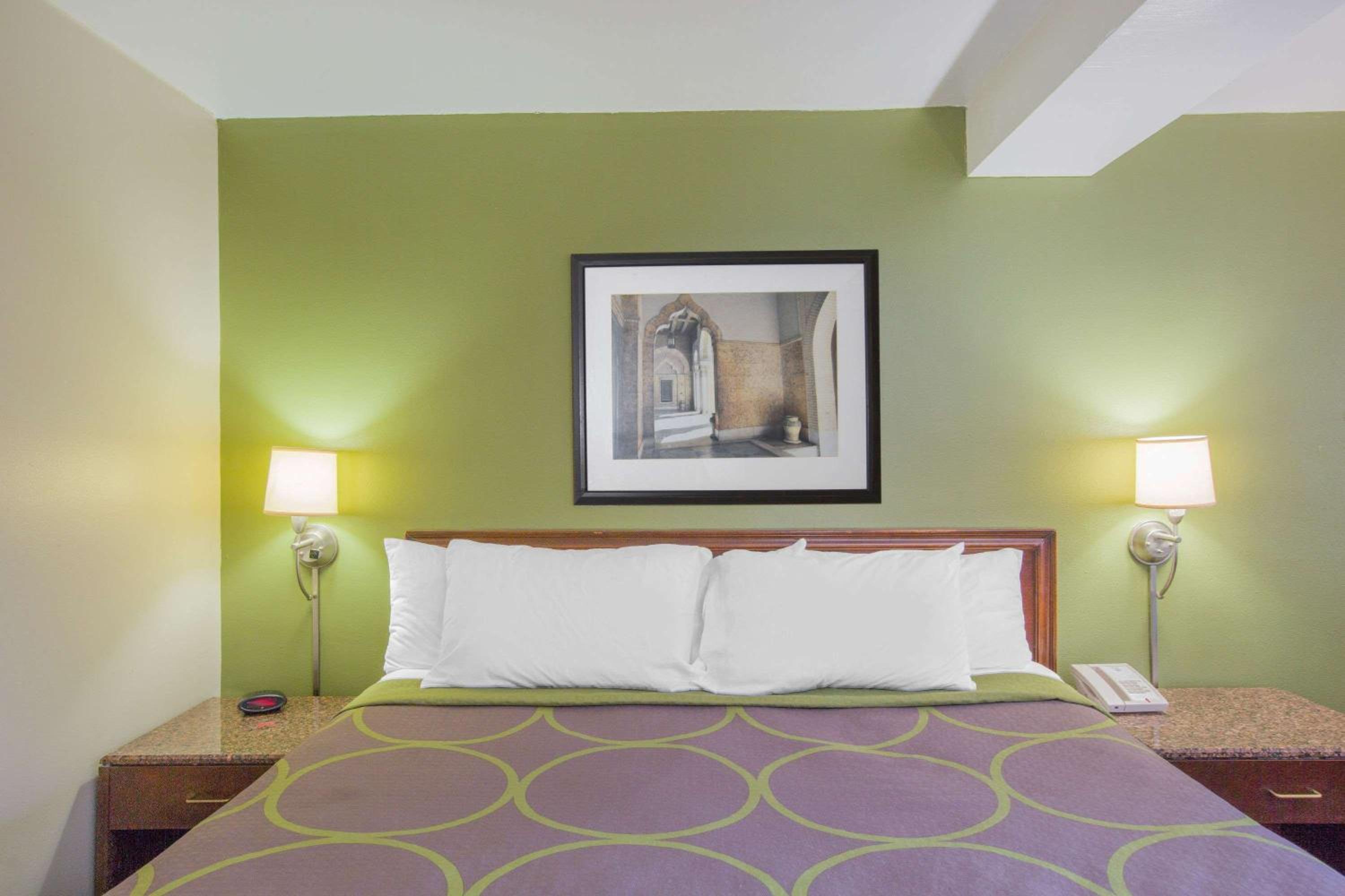 King Room - Non-Smoking - Photo 3