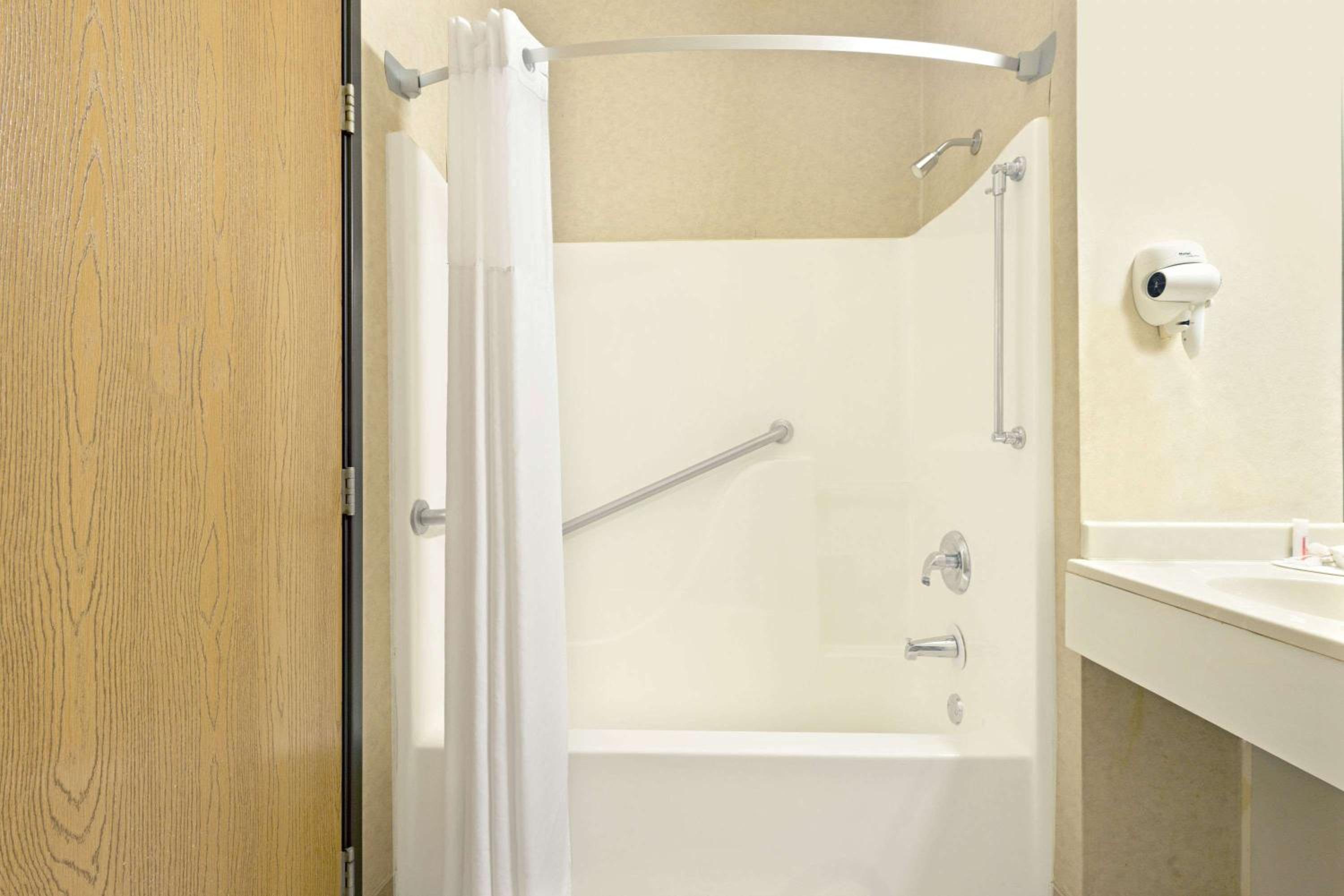Queen Room with Two Queen Beds - Mobility Access/Non-Smoking - Photo 2