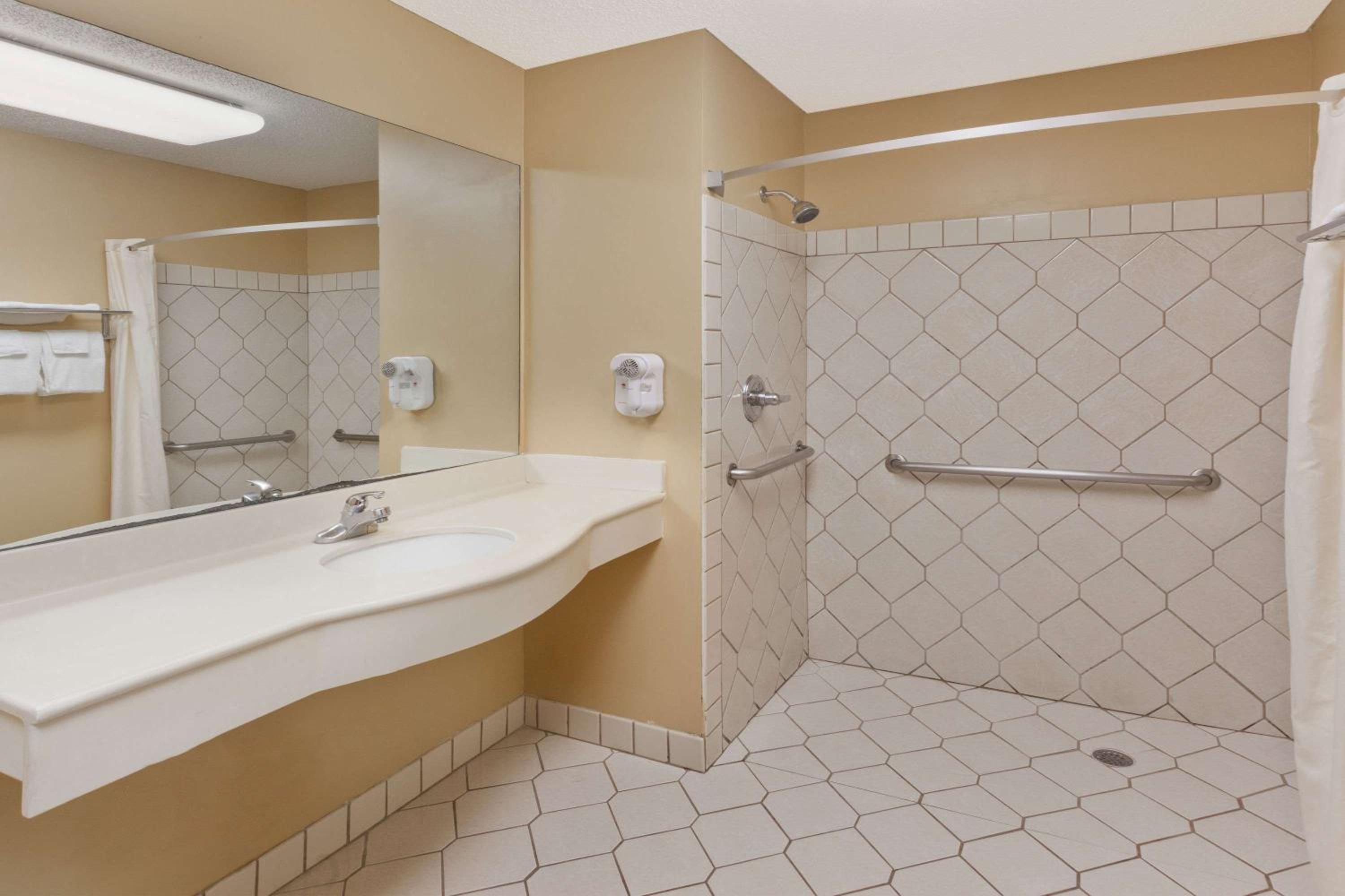 King Room - Mobility Access/Non-Smoking - Photo 4